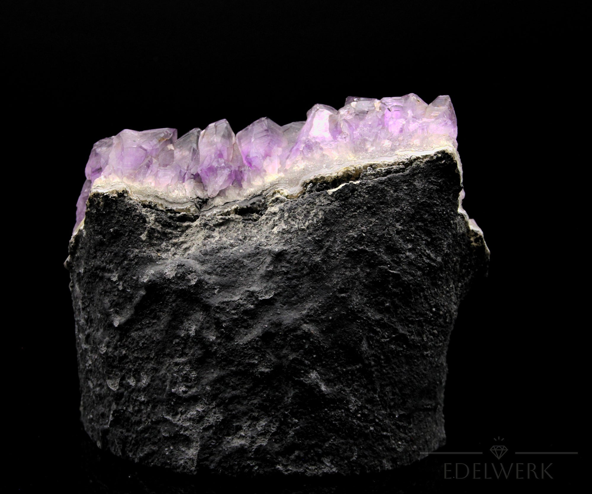 Violetter Amethyst Kristall, fördert schützende Energie, violette Kristalloberfläche.
