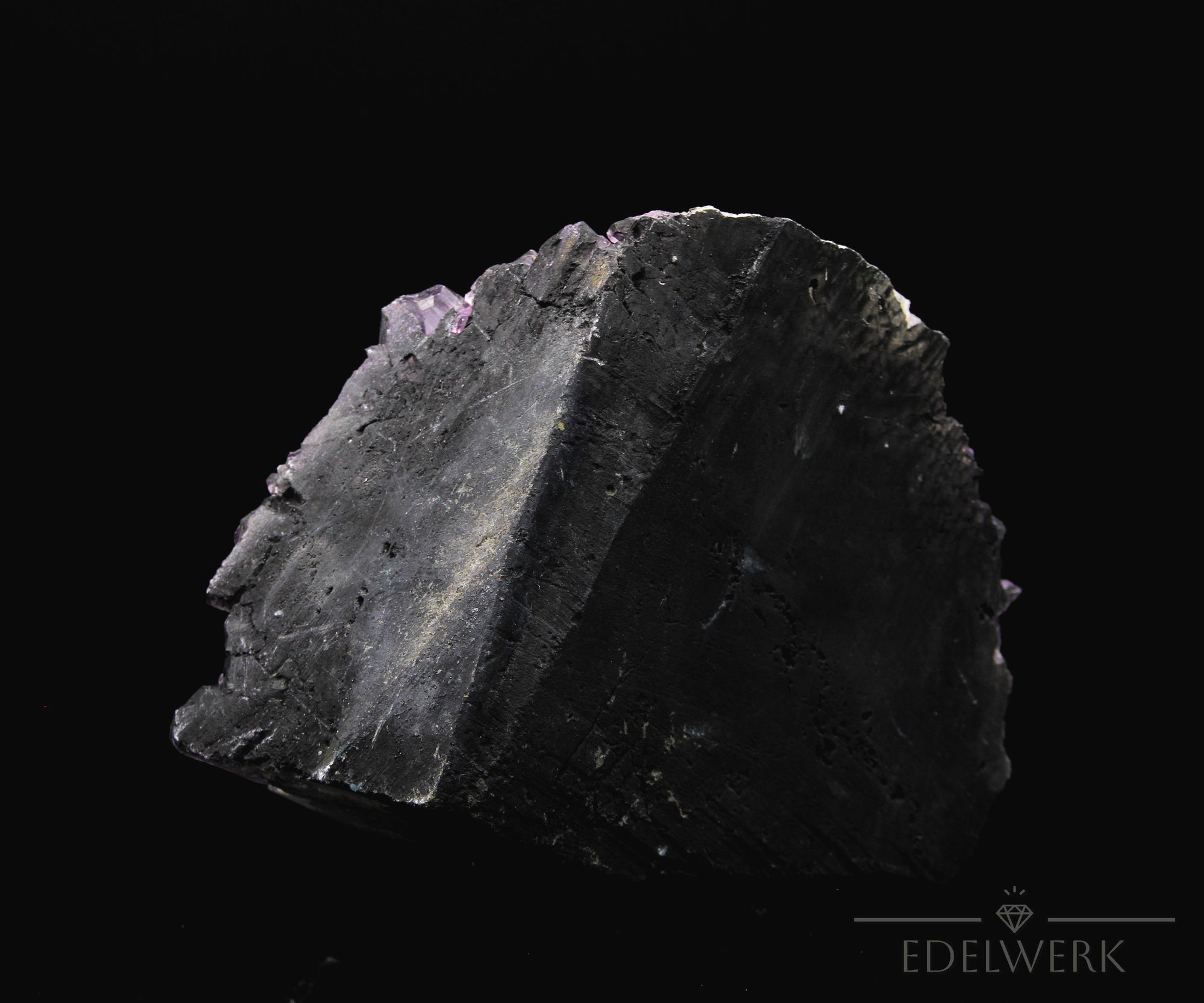 Tiefvioletter Amethyst Kristall, fördert spirituelle Energie, violette Kristalloberfläche.