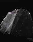 Tiefvioletter Amethyst Kristall, fördert spirituelle Energie, violette Kristalloberfläche.