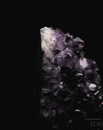 Tiefvioletter Amethyst Kristall, Heilstein für innere Balance, violette glänzende Form.