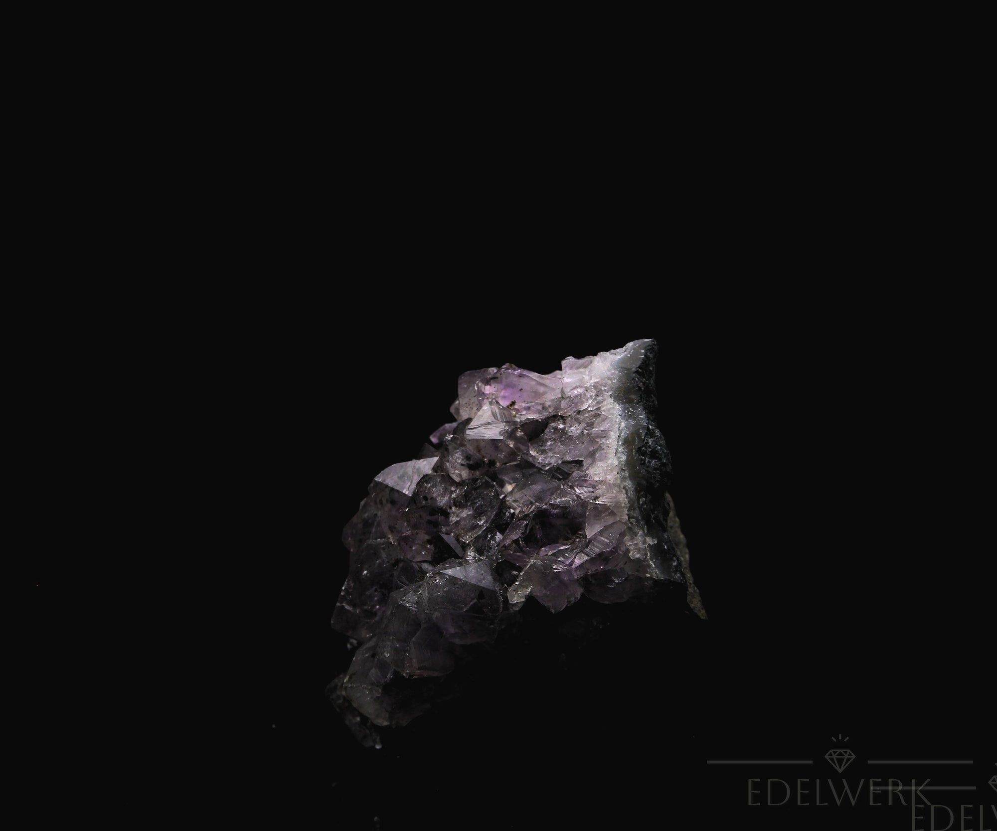 Strahlender Amethyst Kristall, Heilstein für spirituelle Intuition, violette glänzende Form.