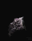 Strahlender Amethyst Kristall, Heilstein für spirituelle Intuition, violette glänzende Form.