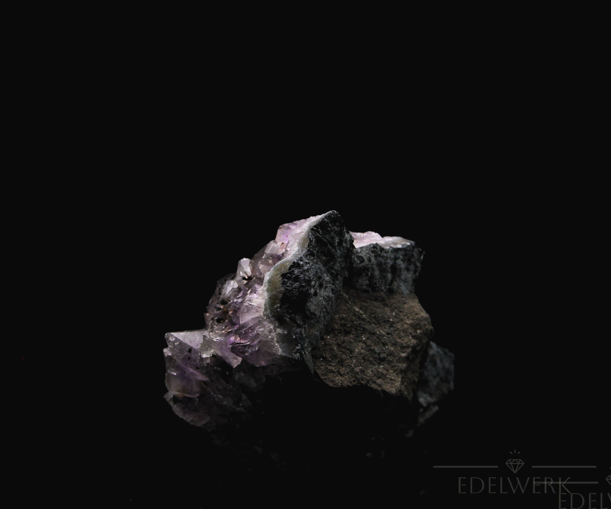 Strahlender Amethyst Kristall, fördert meditative Entspannung, violette Kristallstruktur.