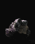 Strahlender Amethyst Kristall, fördert meditative Entspannung, violette Kristallstruktur.