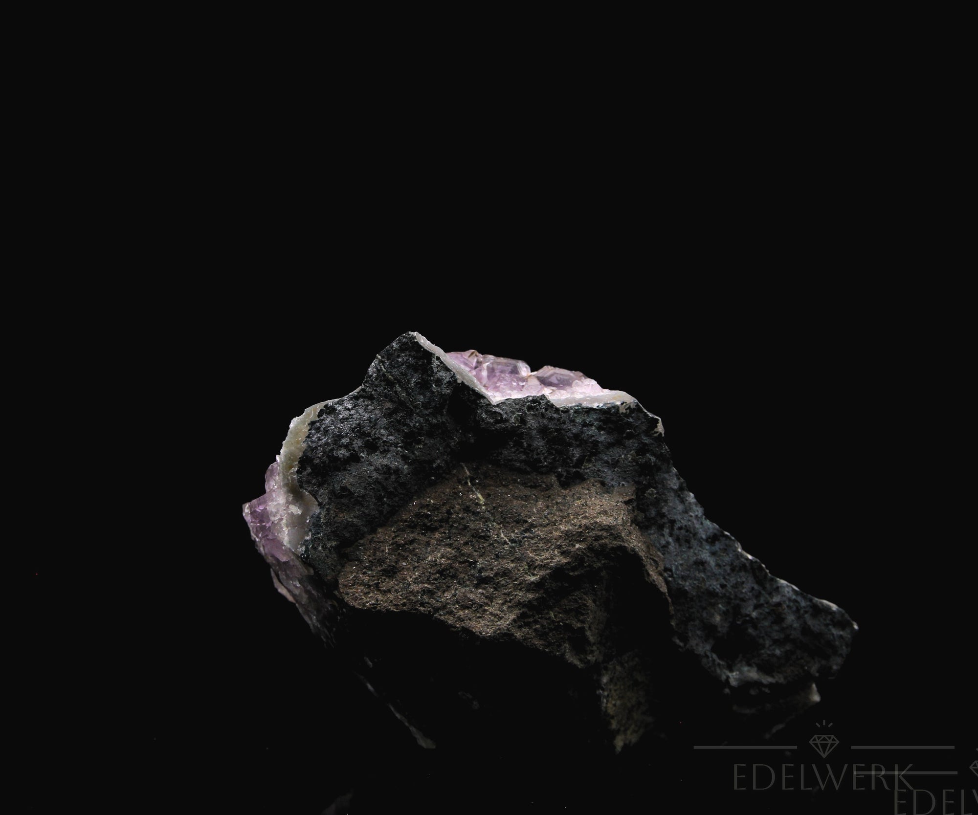 Strahlender Amethyst Kristall, Heilstein für innere Balance, violette strahlende Oberfläche.