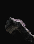 Strahlender Amethyst Kristall, fördert intuitive Klarheit, violette glänzende Kristalle.