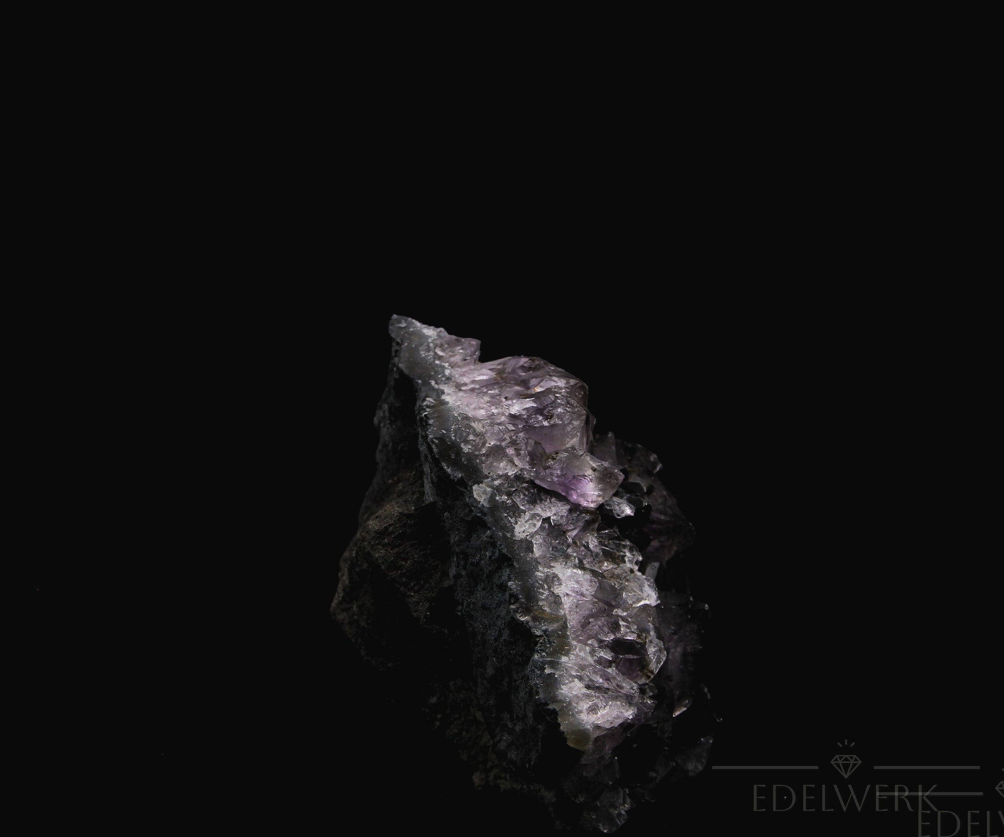 Strahlender Amethyst Kristall, Heilstein für klare Energie, violette natürliche Form.