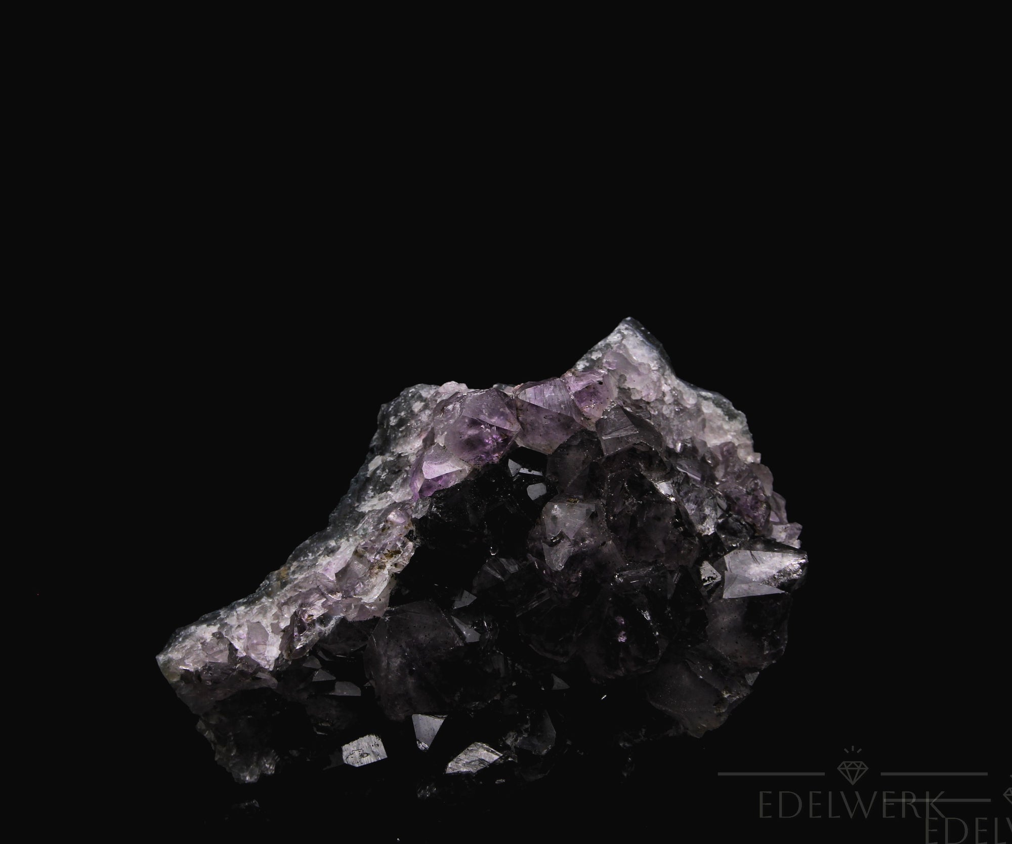 Strahlender Amethyst Kristall, Heilstein für meditative Ruhe, violette Struktur.