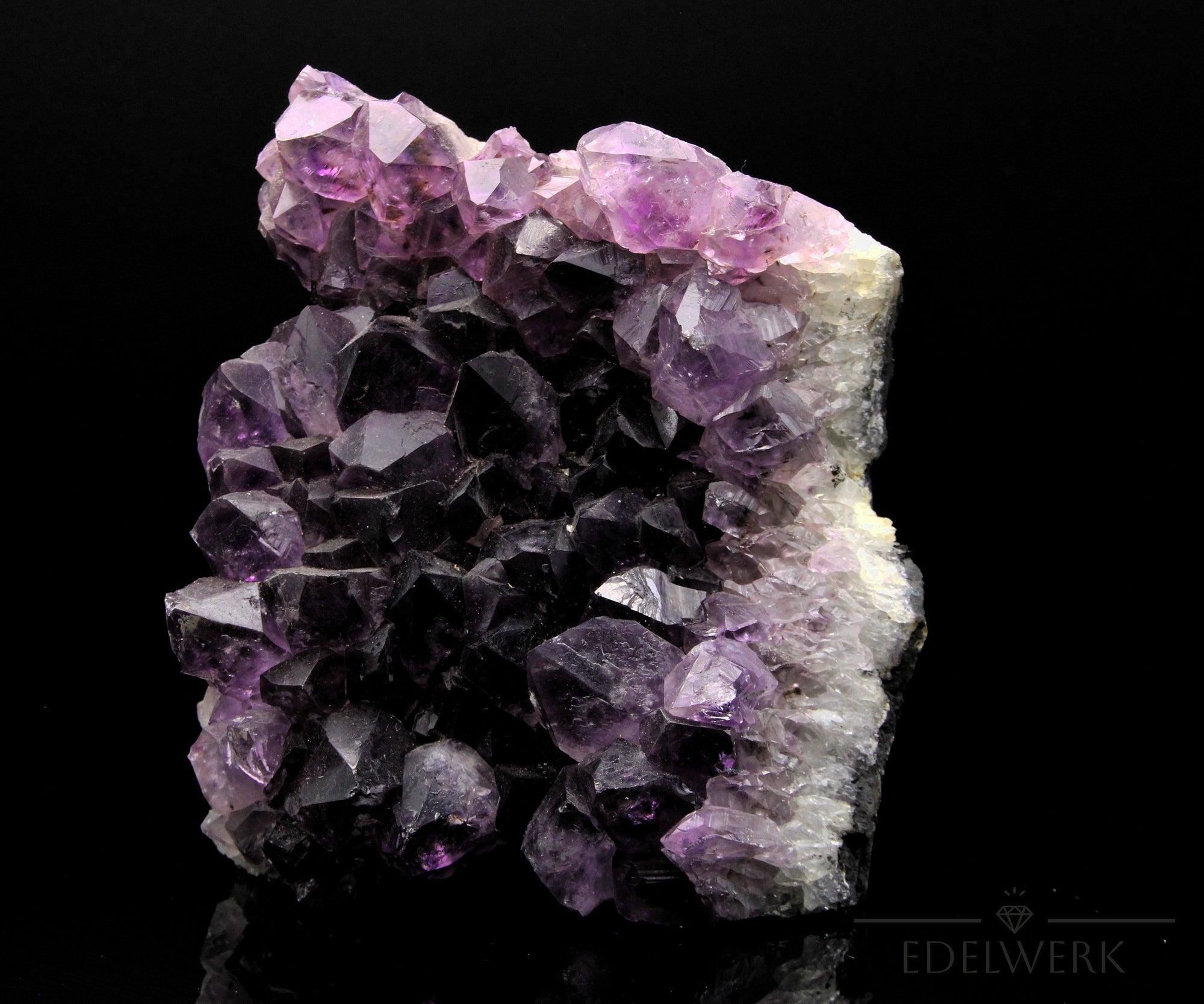 Natürlicher Amethyst Kristall, Heilstein für spirituelle Harmonie, violette Form.
