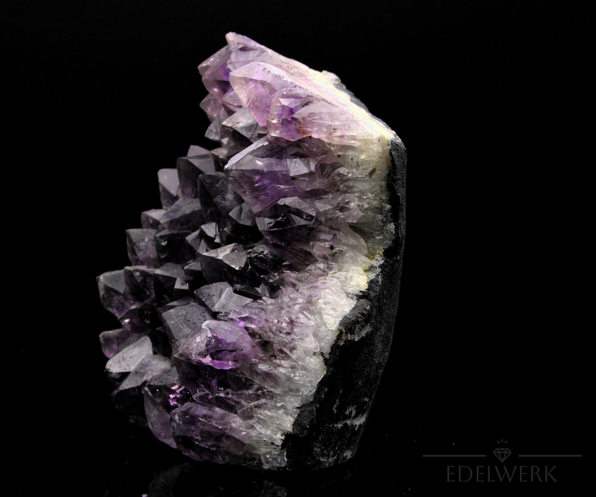 Natürlicher Amethyst Kristall, fördert meditative Balance, ungeschliffene violette Struktur.