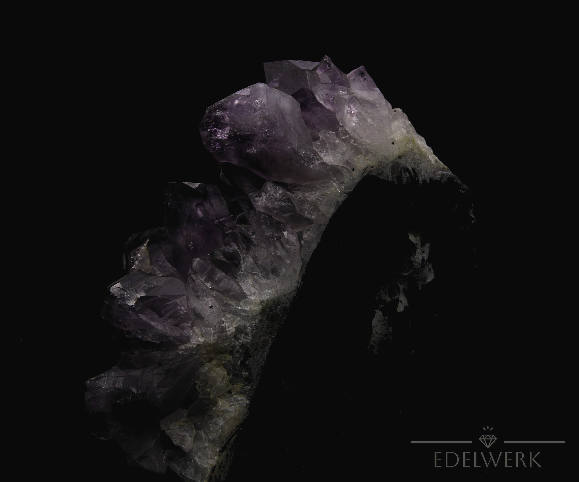 Hochwertiger Amethyst Kristall, Heilstein für spirituelle Klarheit, violette glänzende Struktur.