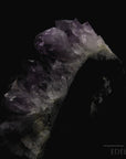 Hochwertiger Amethyst Kristall, Heilstein für spirituelle Klarheit, violette glänzende Struktur.