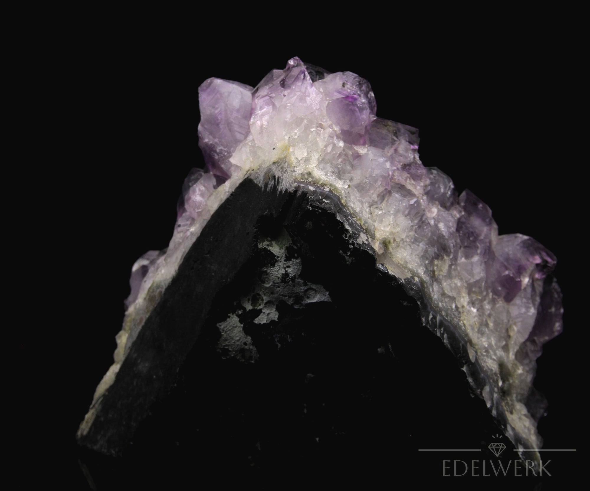 Hochwertiger Amethyst Kristall, fördert meditative Ruhe, klare violette Oberfläche.
