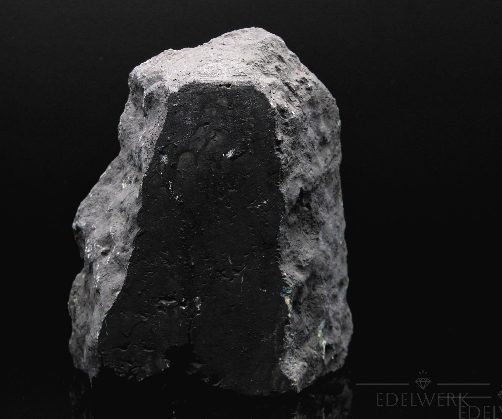 Amethyst Kristall für Ruhe, Heilstein für spirituelle Harmonie, violette Oberfläche.