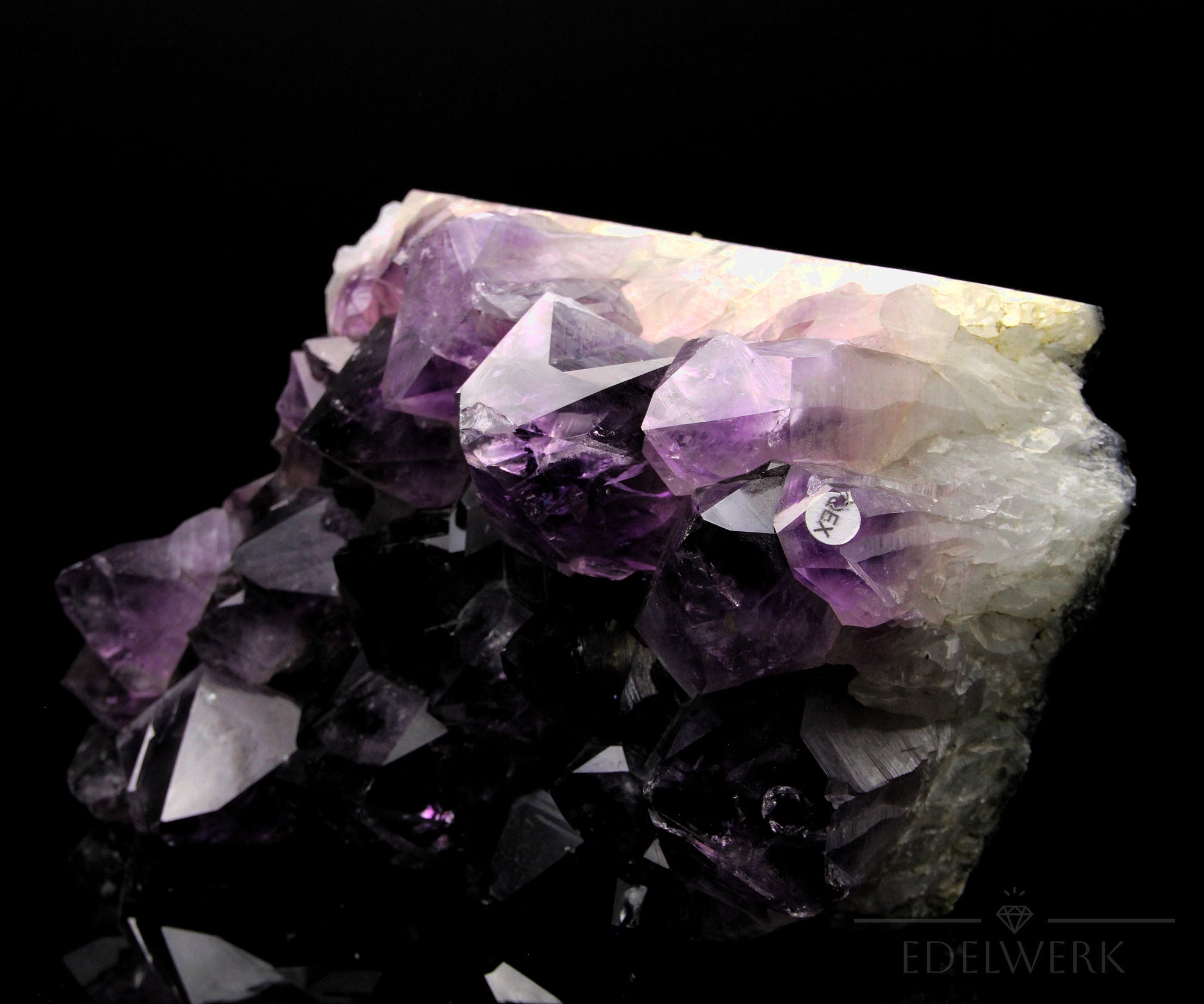 Tiefvioletter Amethyst Kristall, Heilstein für meditative Ausgeglichenheit, violette Struktur.