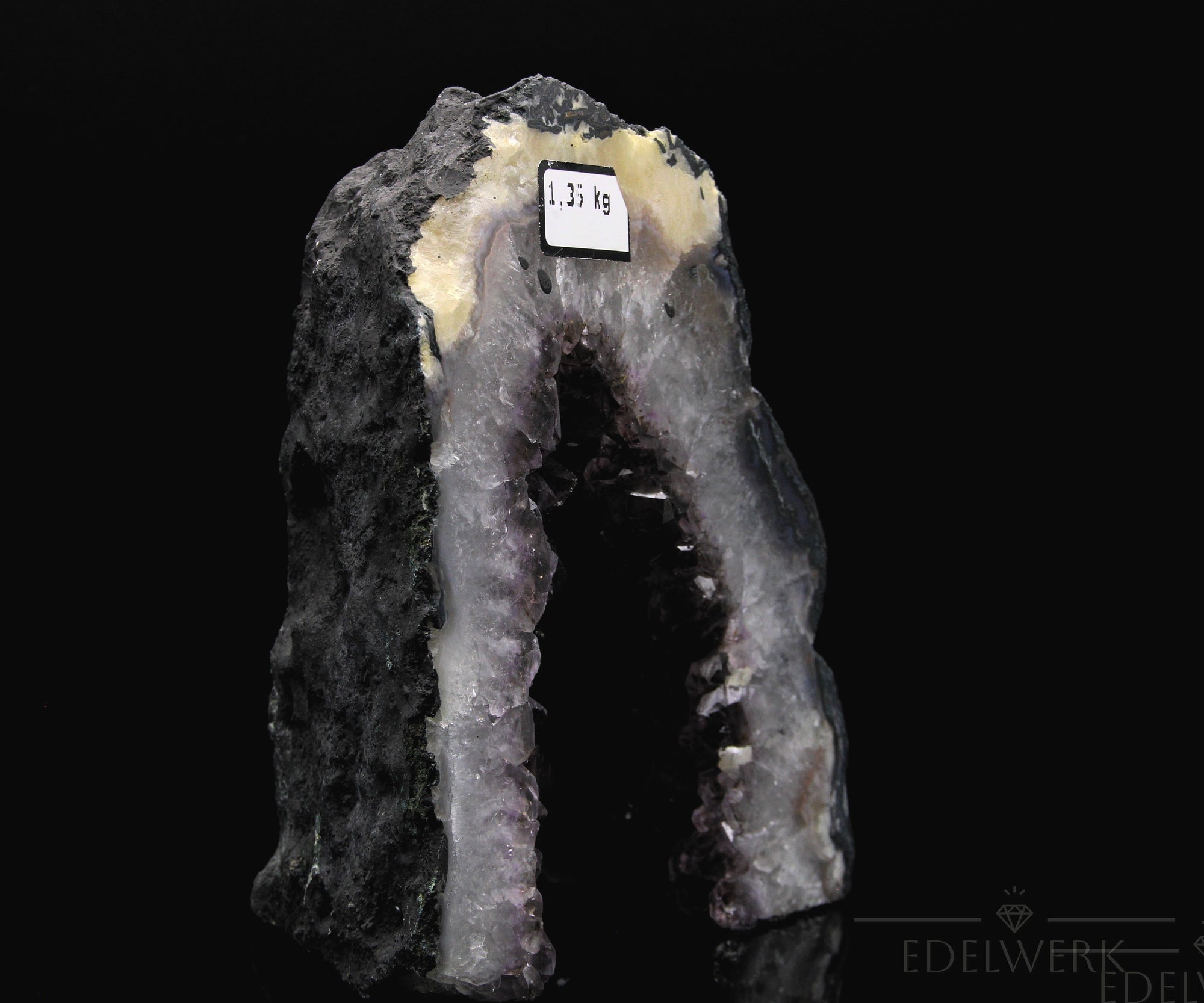 Amethyst Kristall für Ruhe, fördert intuitive Ruhe, violette glänzende Form.