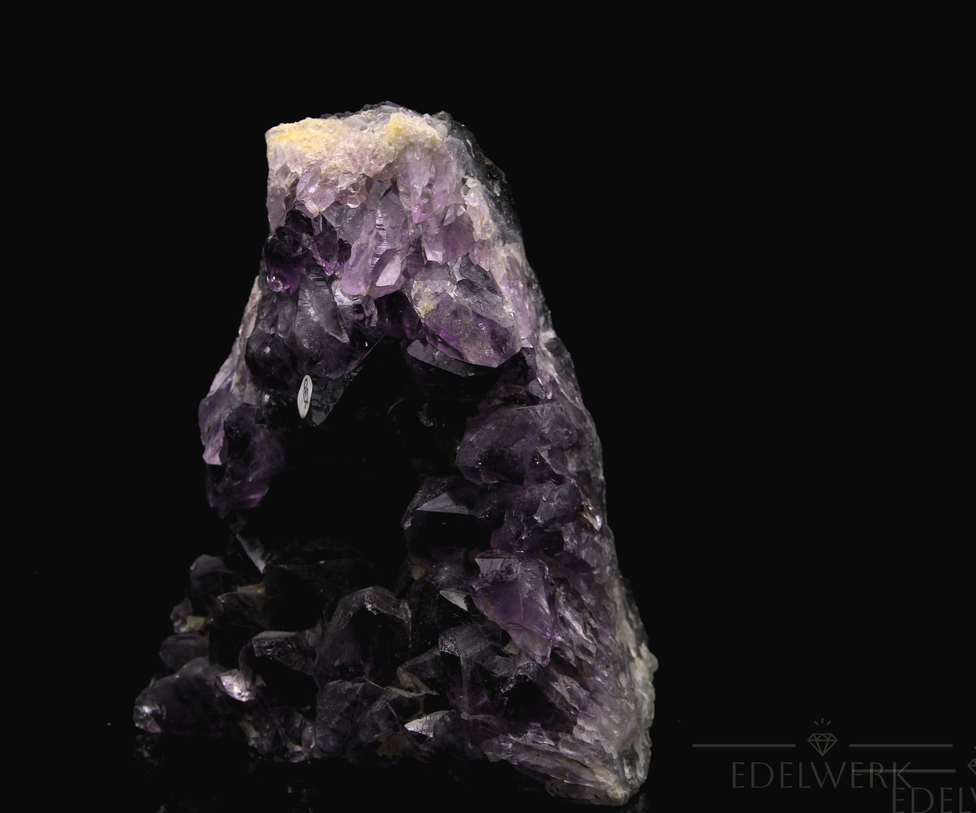 Violetter Amethyst Kristall, Heilstein für spirituellen Schutz, violette glänzende Struktur.