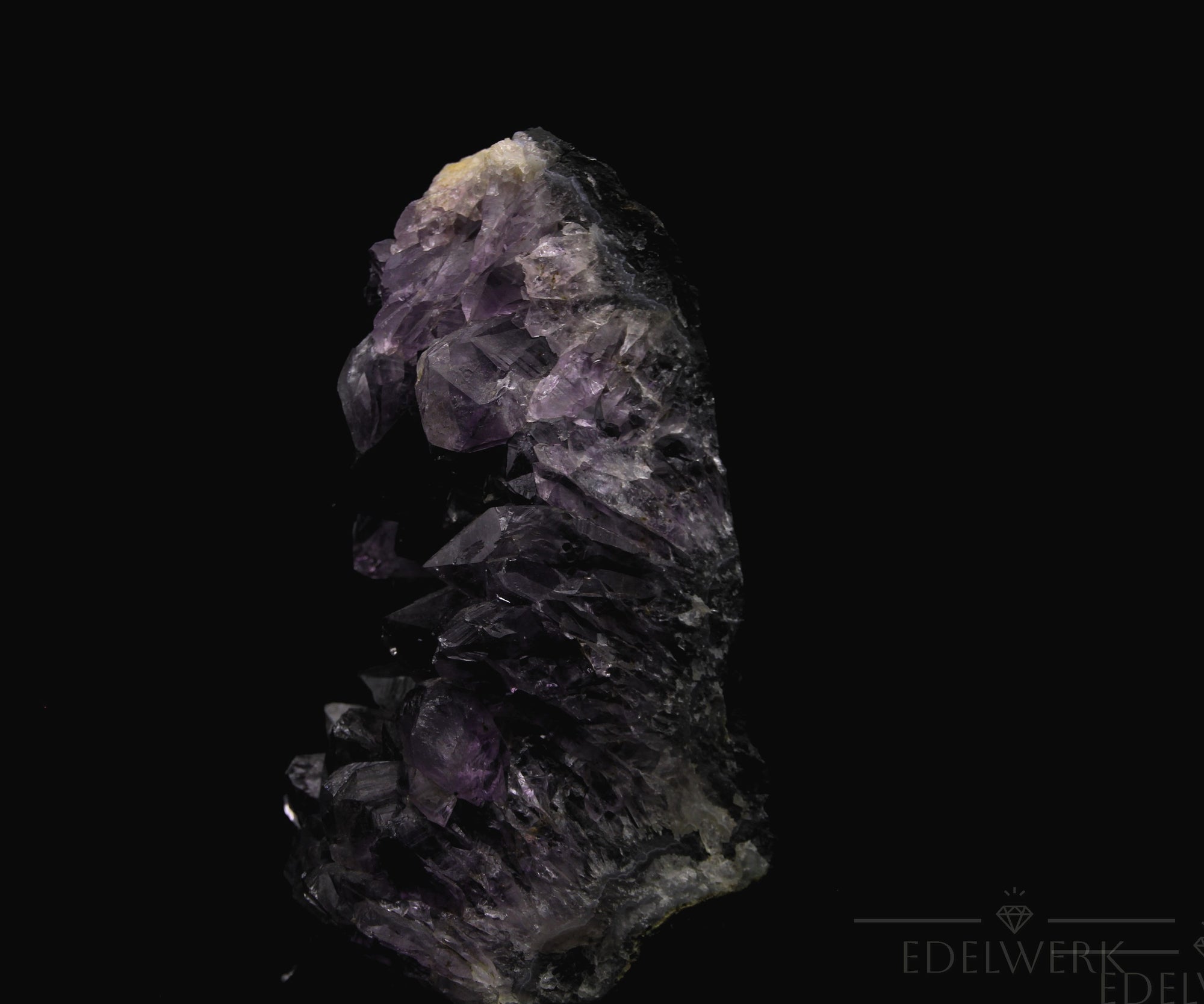 Violetter Amethyst Kristall, fördert harmonische Energie, violette Kristalloberfläche.