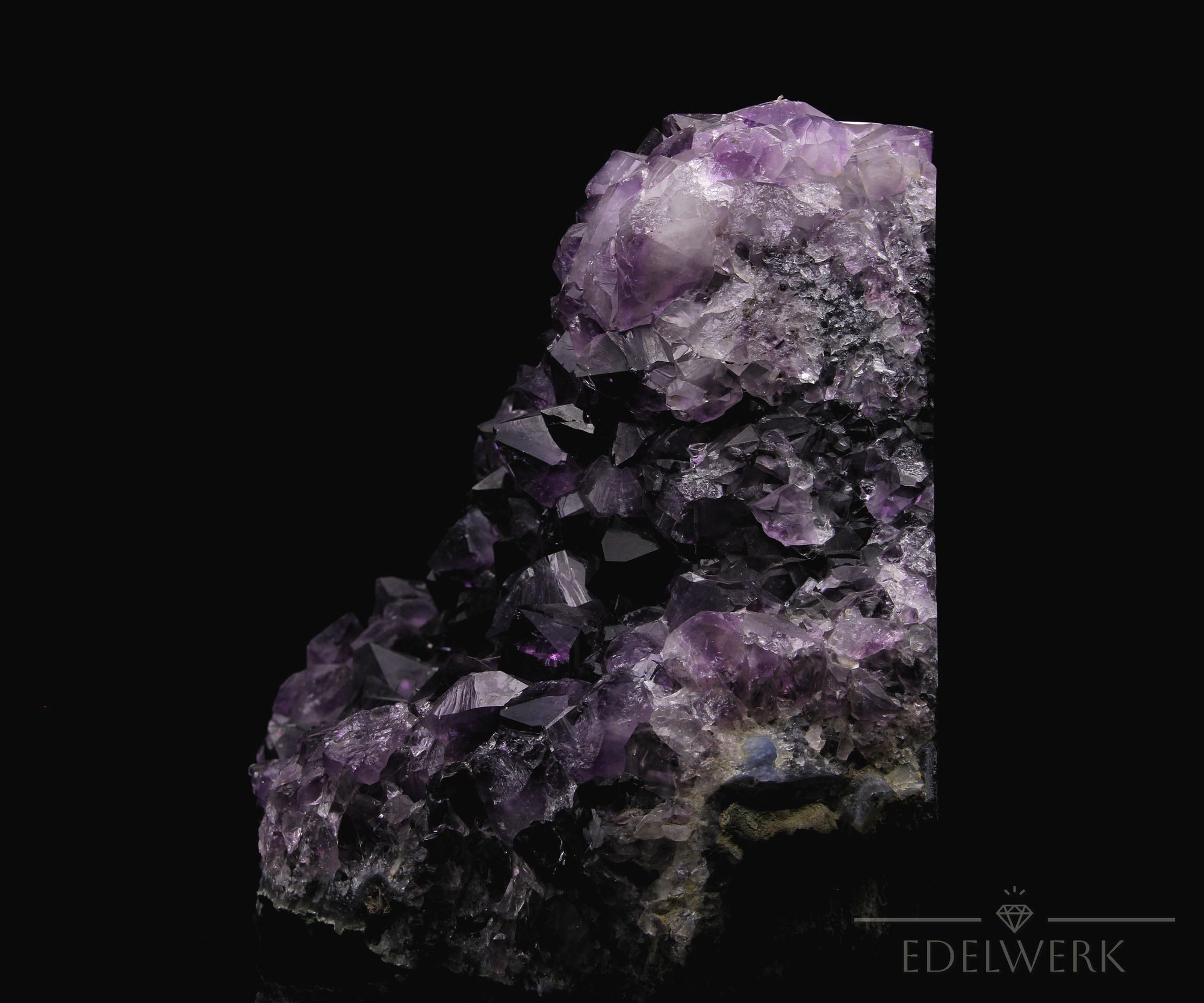 Natürlicher Amethyst Kristall, Heilstein für spirituelle Klarheit, violette Form.