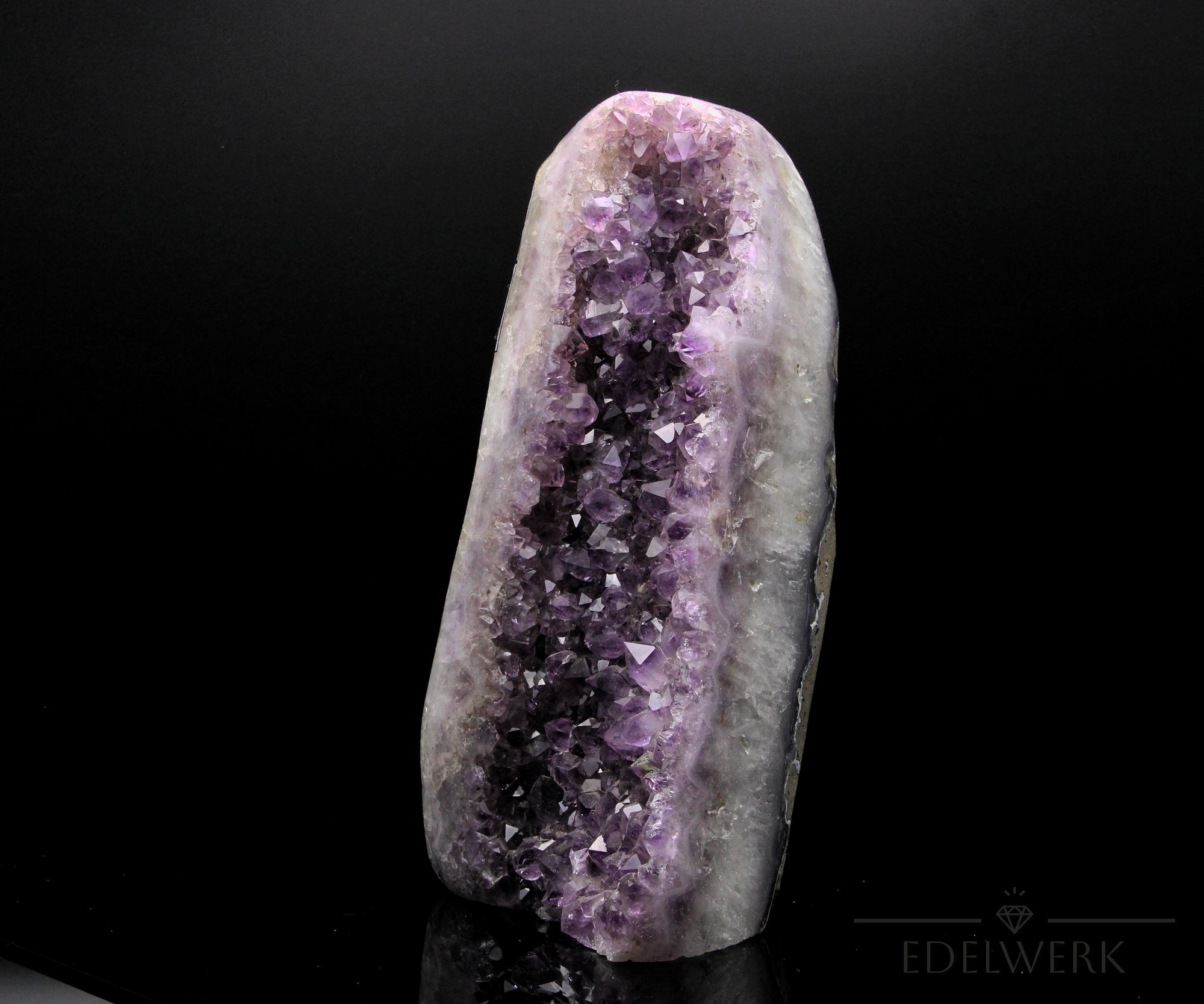 Strahlender Amethyst Kristall, Heilstein für meditative Entspannung, violette glänzende Form.