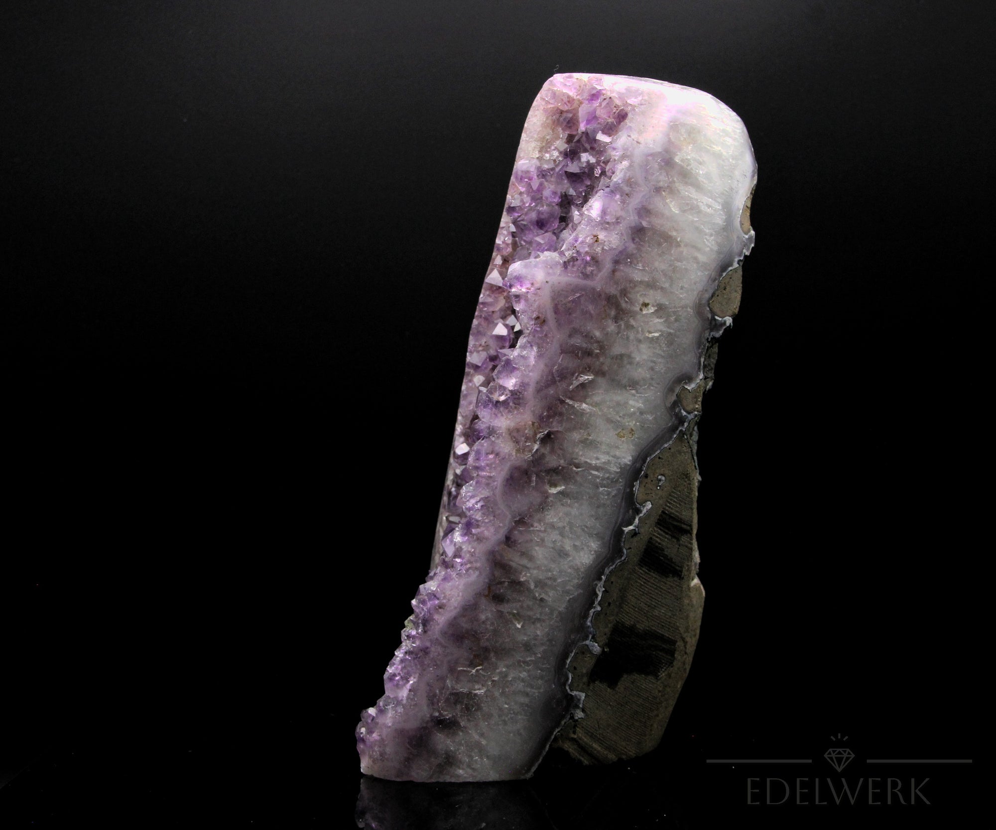 Strahlender Amethyst Kristall, fördert spirituelle Ruhe, violette Kristallstruktur.