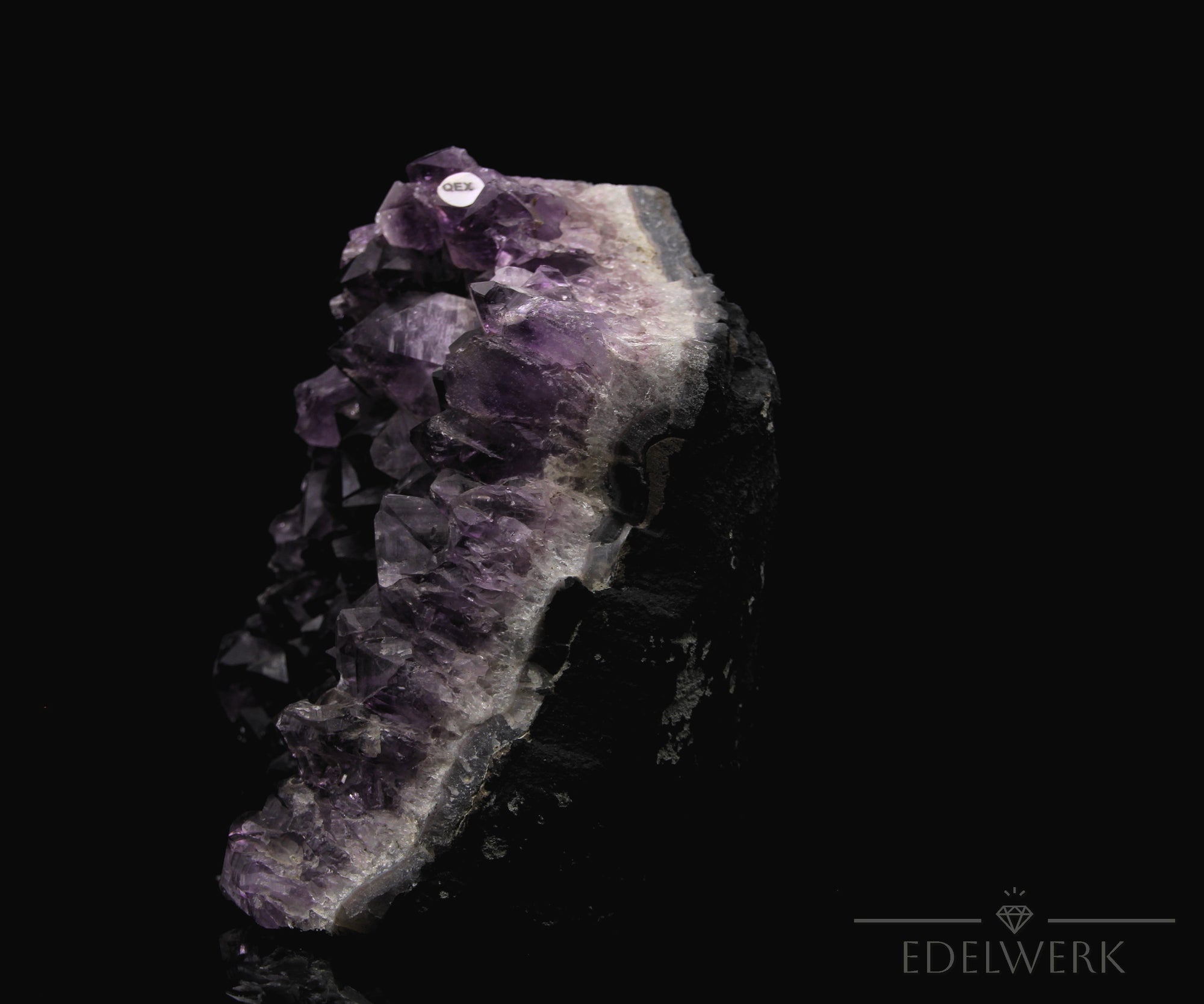 Tiefvioletter Amethyst Kristall, Heilstein für meditative Entspannung, violette Struktur.
