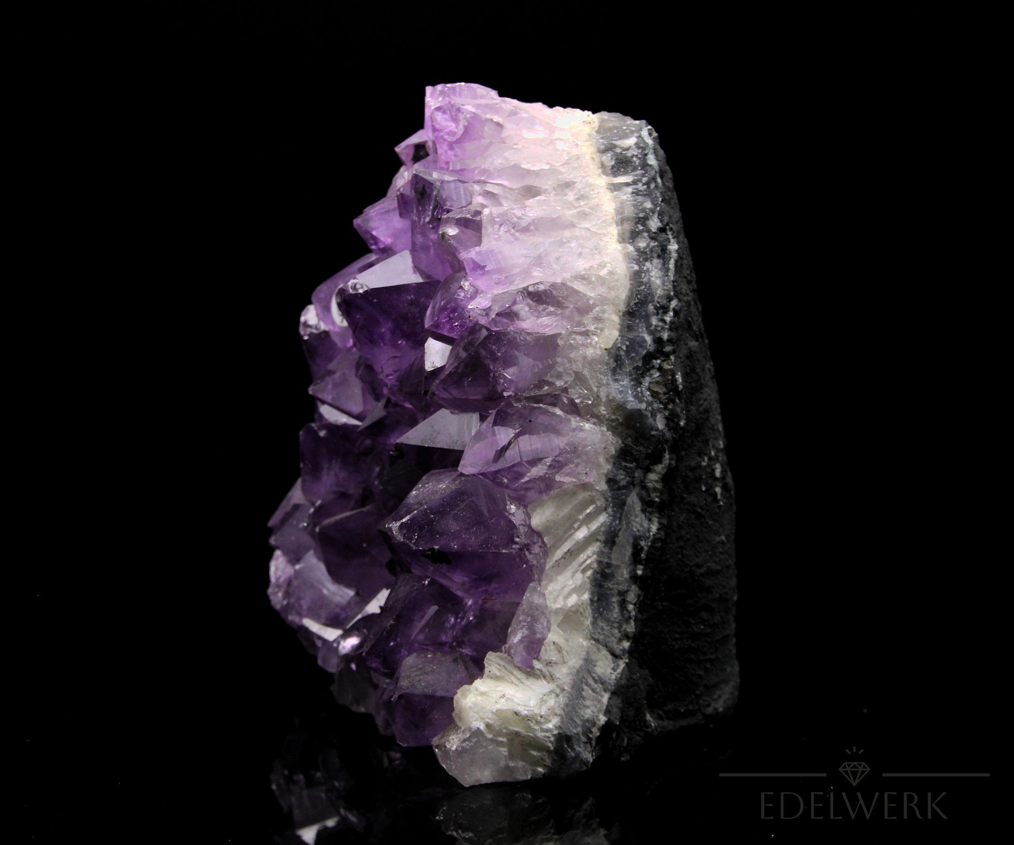 Amethyst Kristall für Ruhe, fördert spirituelle Kraft, violette Kristallstruktur.