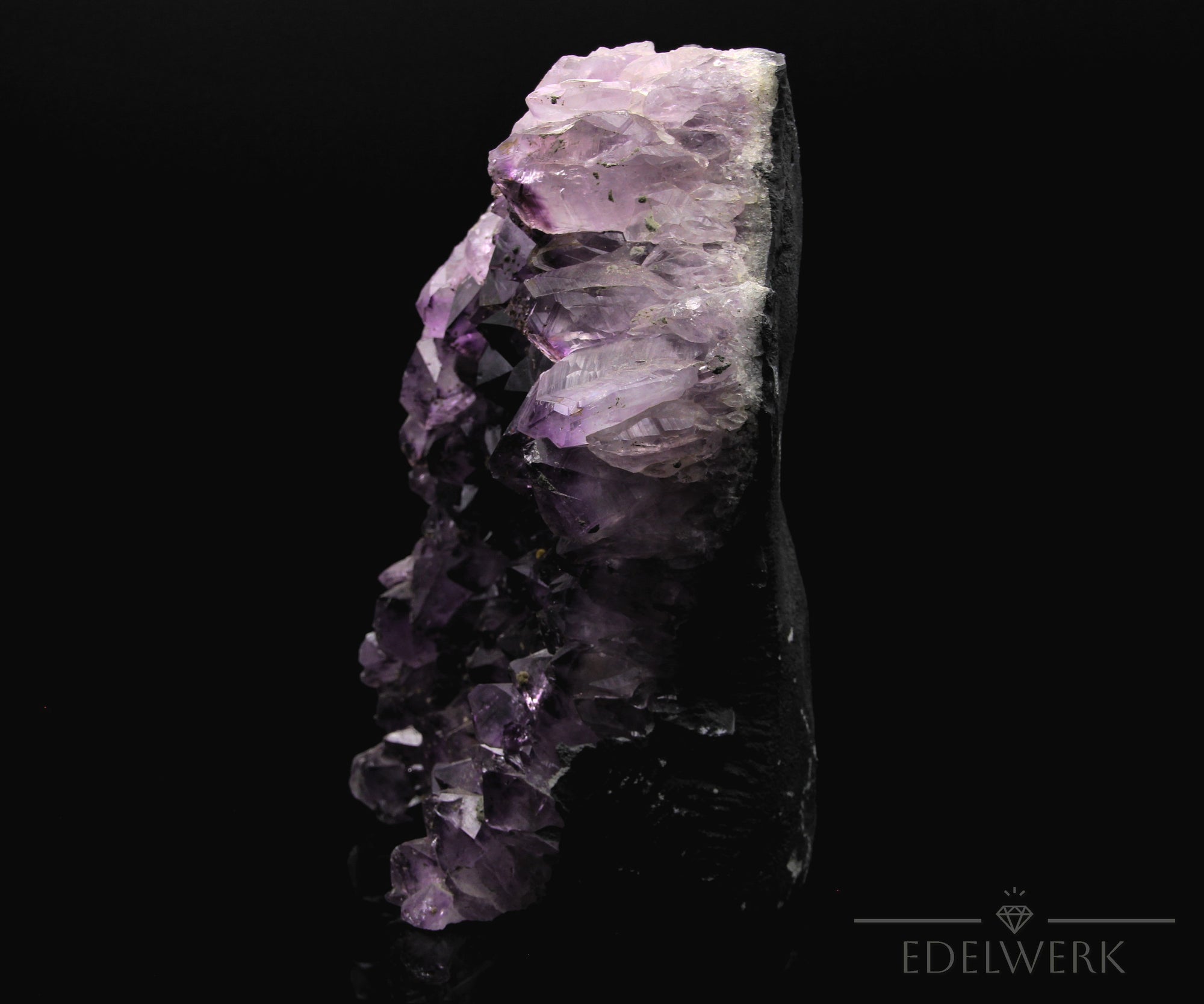 Amethyst Kristall für Klarheit, fördert spirituelle Entspannung, violette Kristallstruktur.