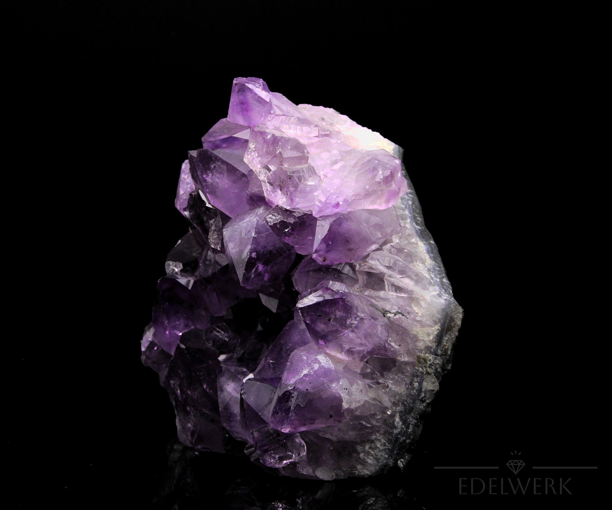 Natürlicher Amethyst Kristall, Heilstein für meditative Praxis, violette Form.