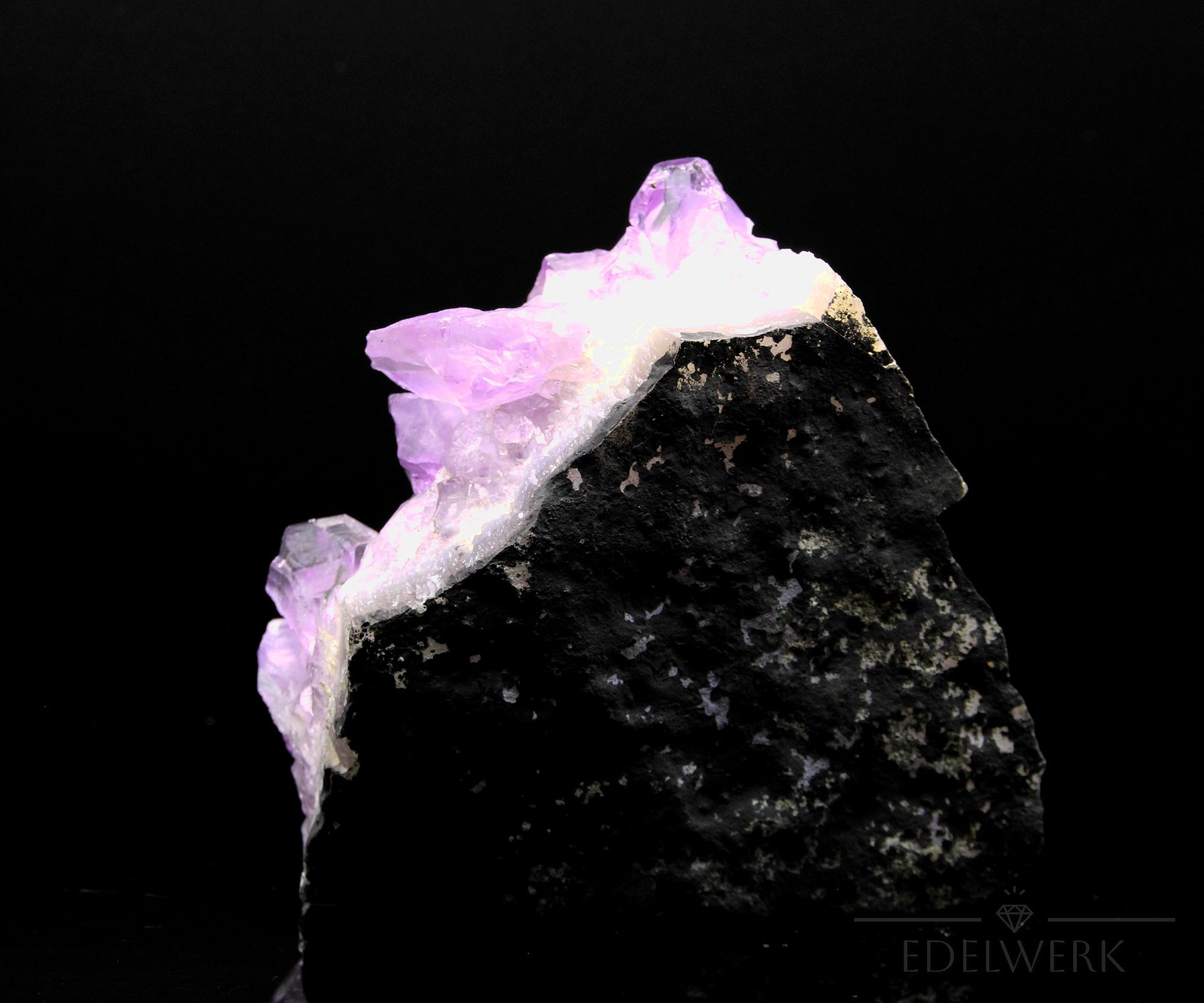 Natürlicher Amethyst Kristall, fördert spirituelle Energie, ungeschliffene violette Struktur.