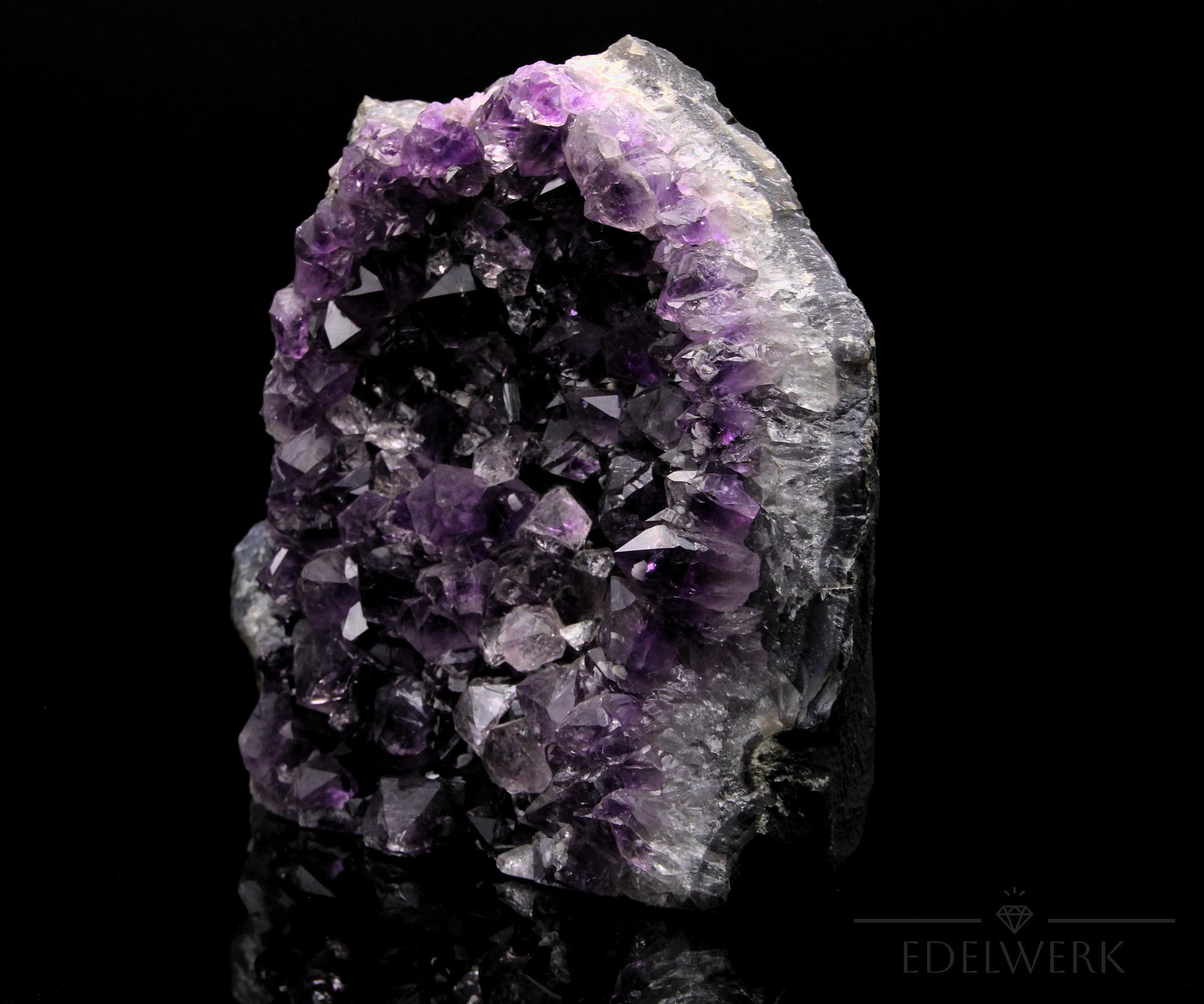 Tiefvioletter Amethyst Kristall, Heilstein für spirituelle Balance, violette Struktur.
