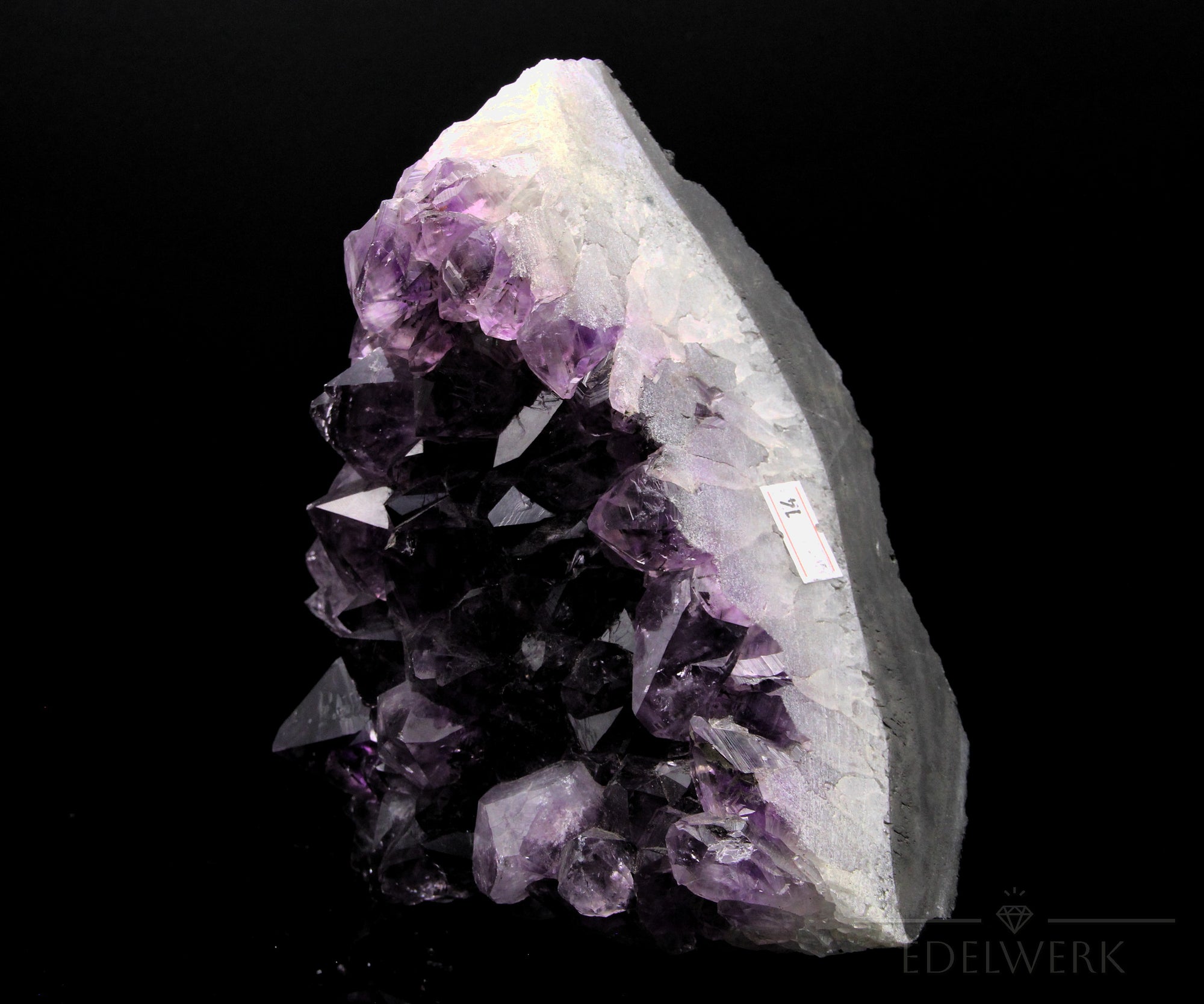 Violetter Amethyst Kristall, Heilstein für meditative Klarheit, violette glänzende Struktur.