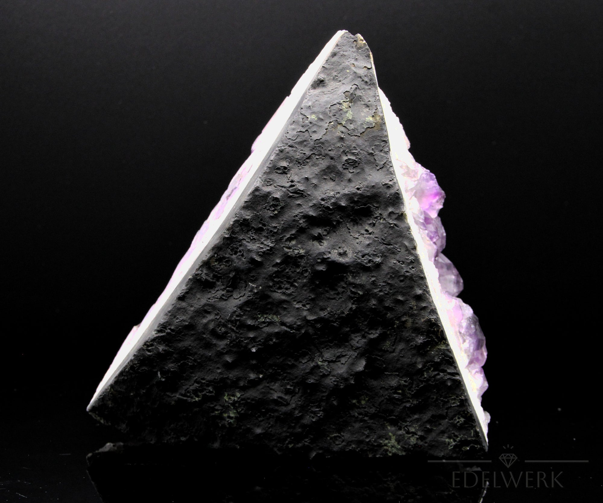 Violetter Amethyst Kristall, fördert spirituelle Harmonie, violette Kristalloberfläche.