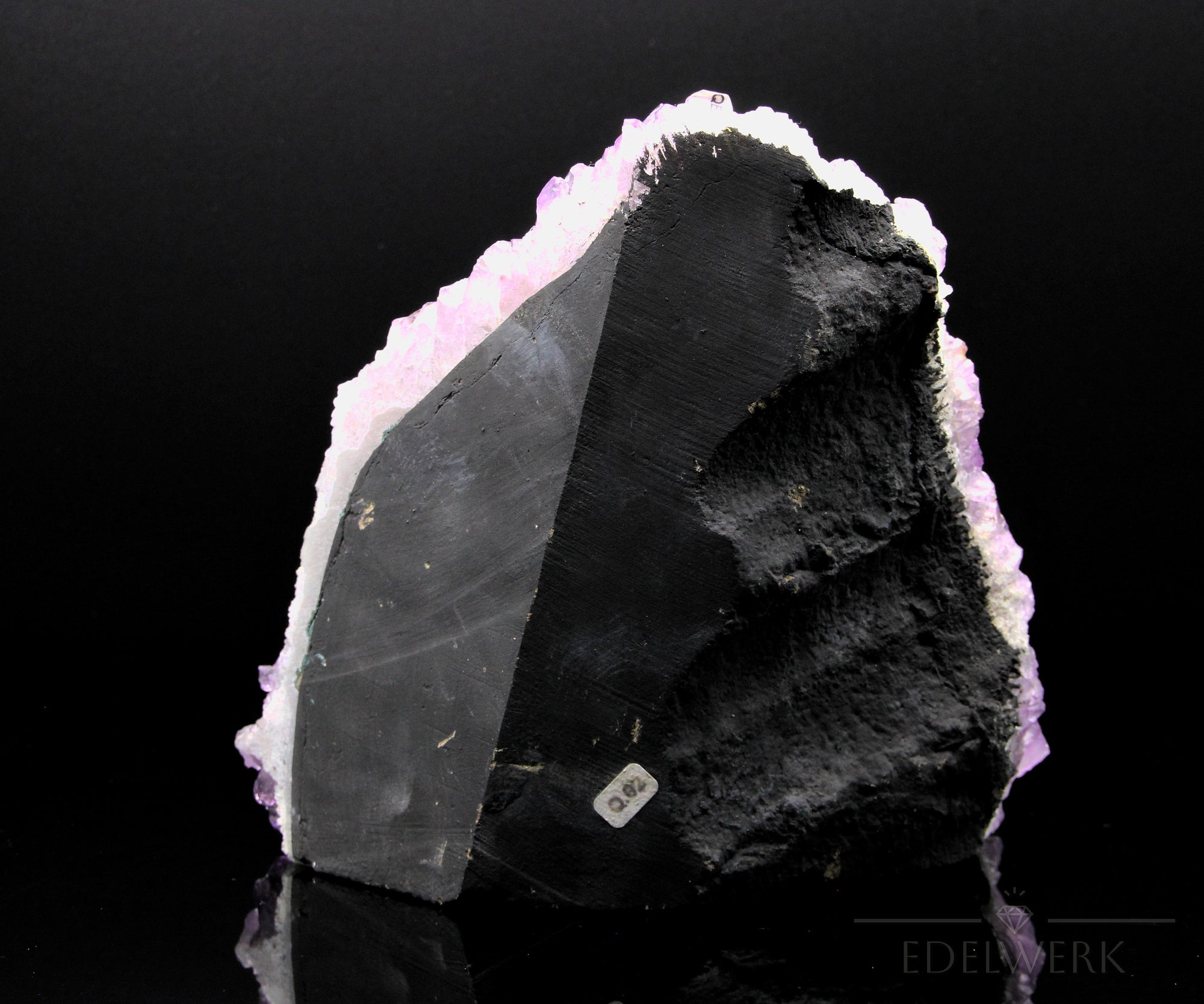 Natürlicher Amethyst Kristall, fördert schützende Energie, ungeschliffene violette Struktur.