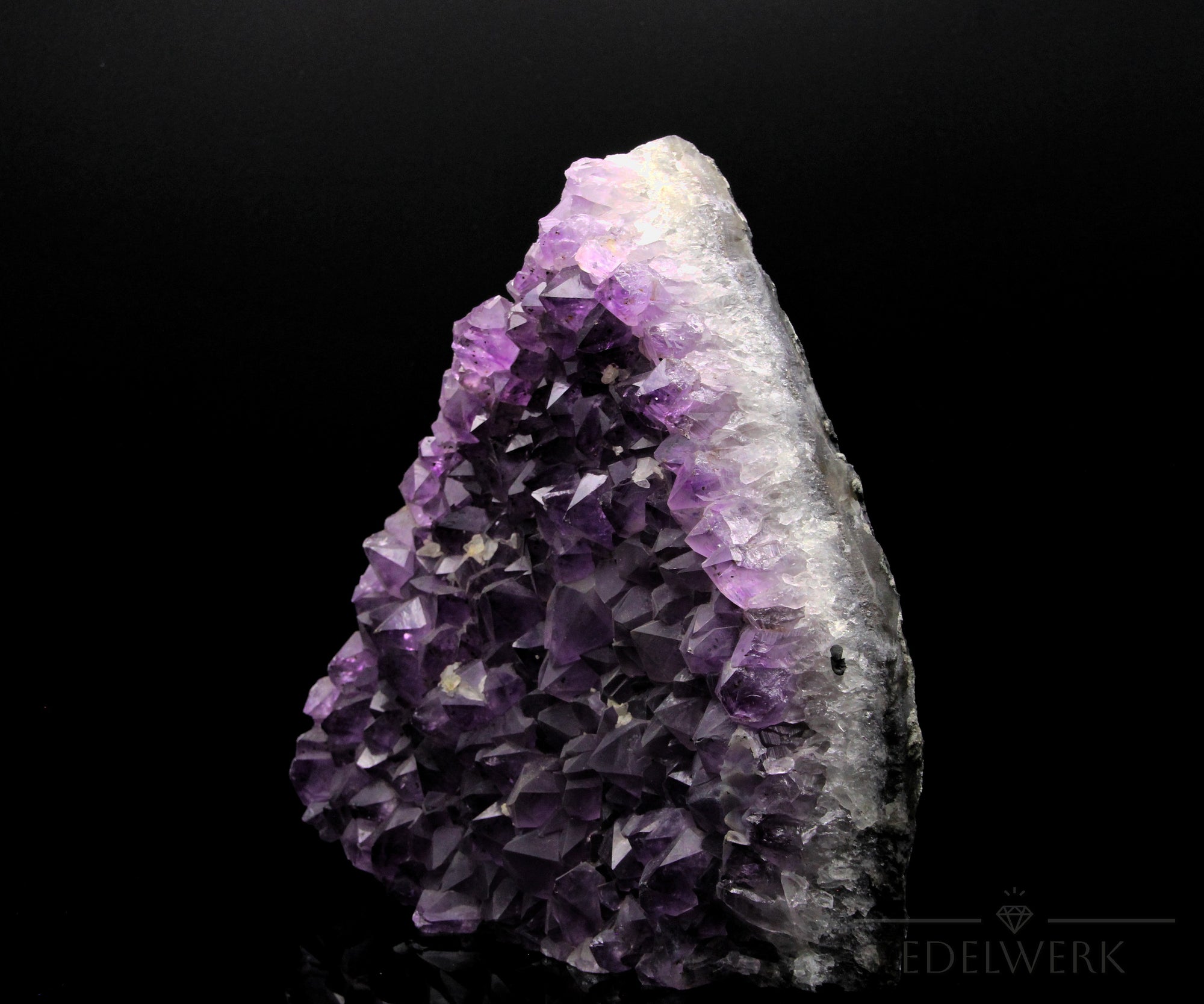 Hochwertiger Amethyst Kristall, Heilstein für spirituelle Entspannung, violette glänzende Struktur.