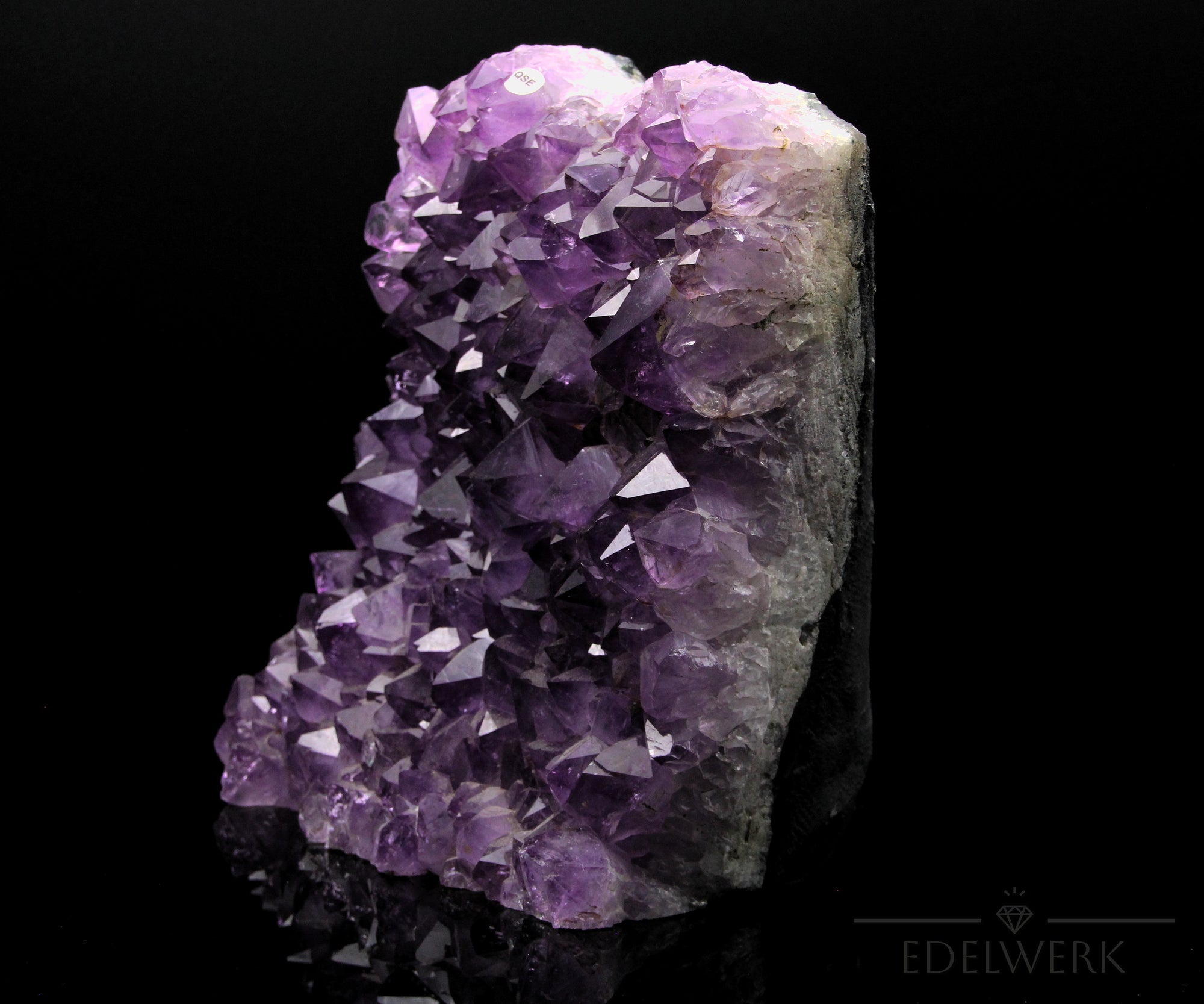 Tiefvioletter Amethyst Kristall, Heilstein für meditative Ruhe, violette Struktur.