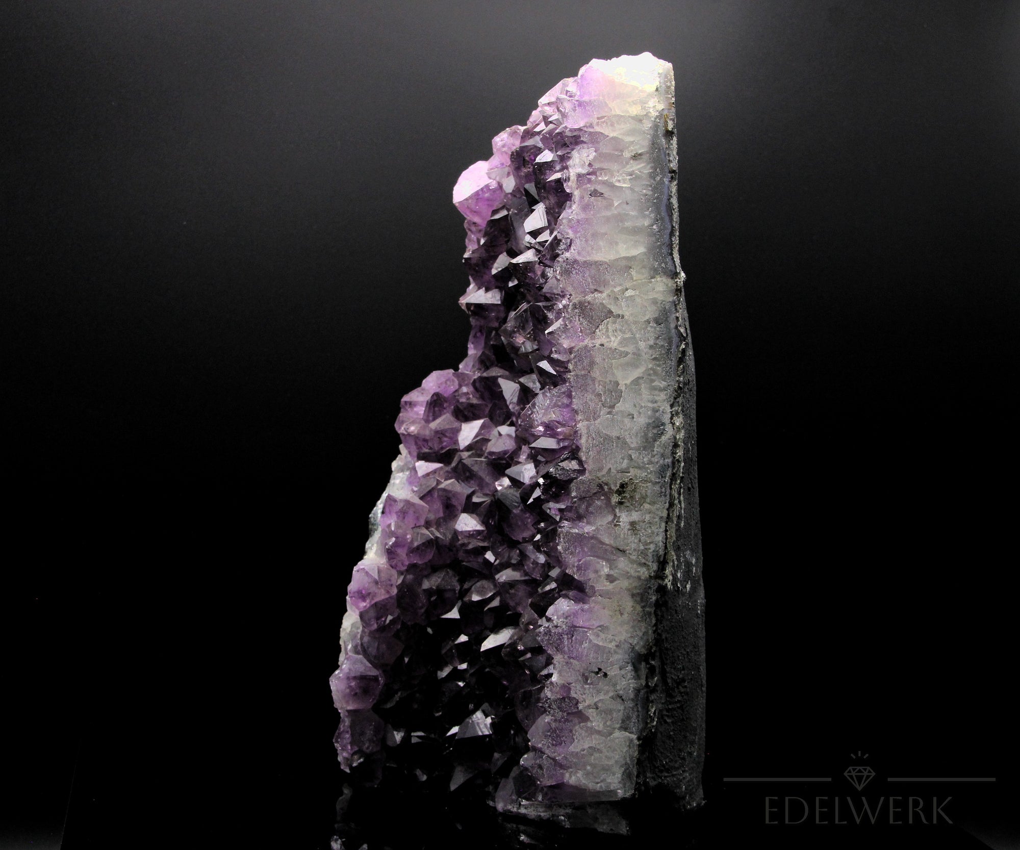 Strahlender Amethyst Kristall, Heilstein für spirituelle Ausgeglichenheit, violette glänzende Form.