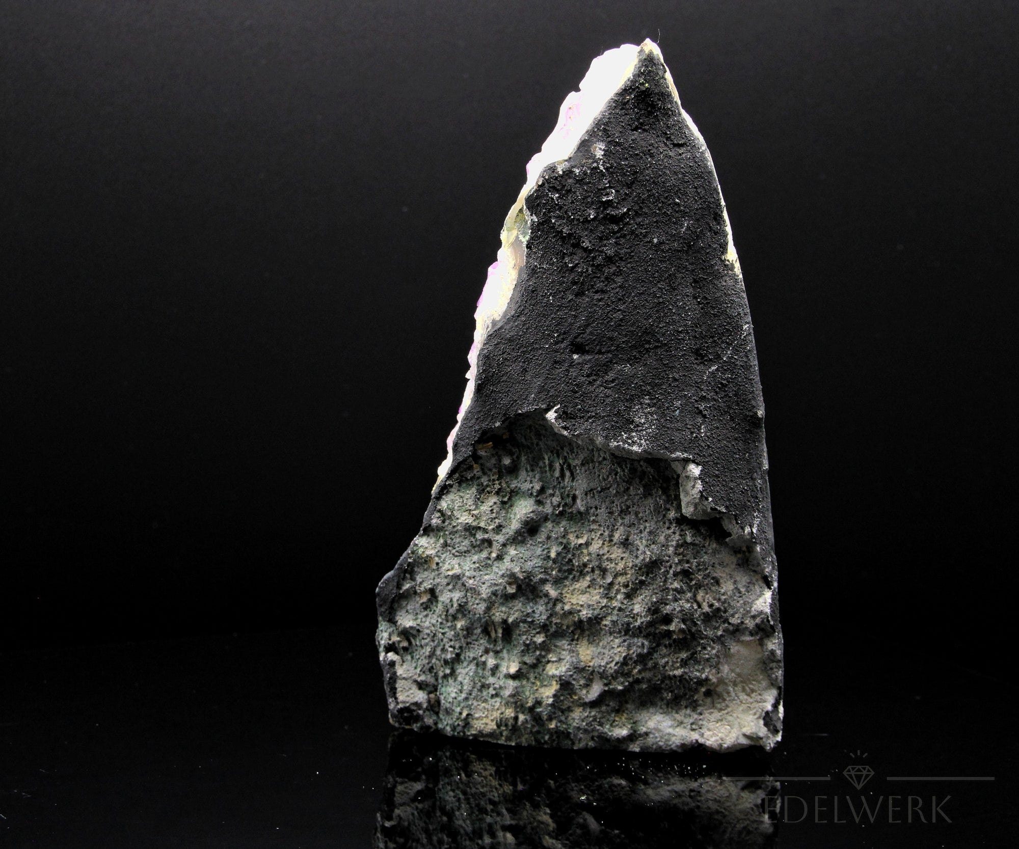Amethyst Kristall für Ruhe, Heilstein für spirituelle Harmonie, violette Oberfläche.