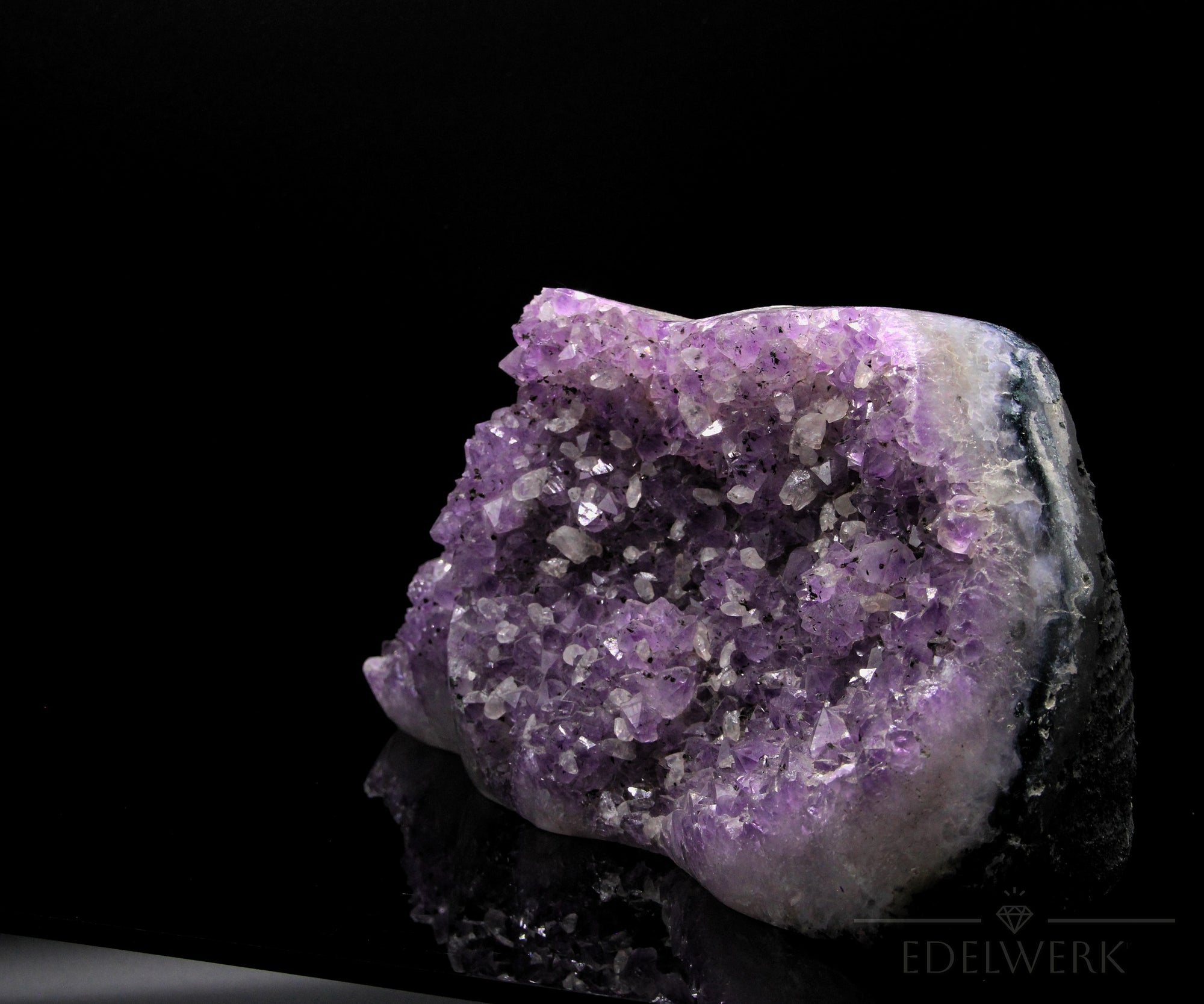 Strahlender Amethyst Kristall, Heilstein für spirituelle Klarheit, violette glänzende Form.