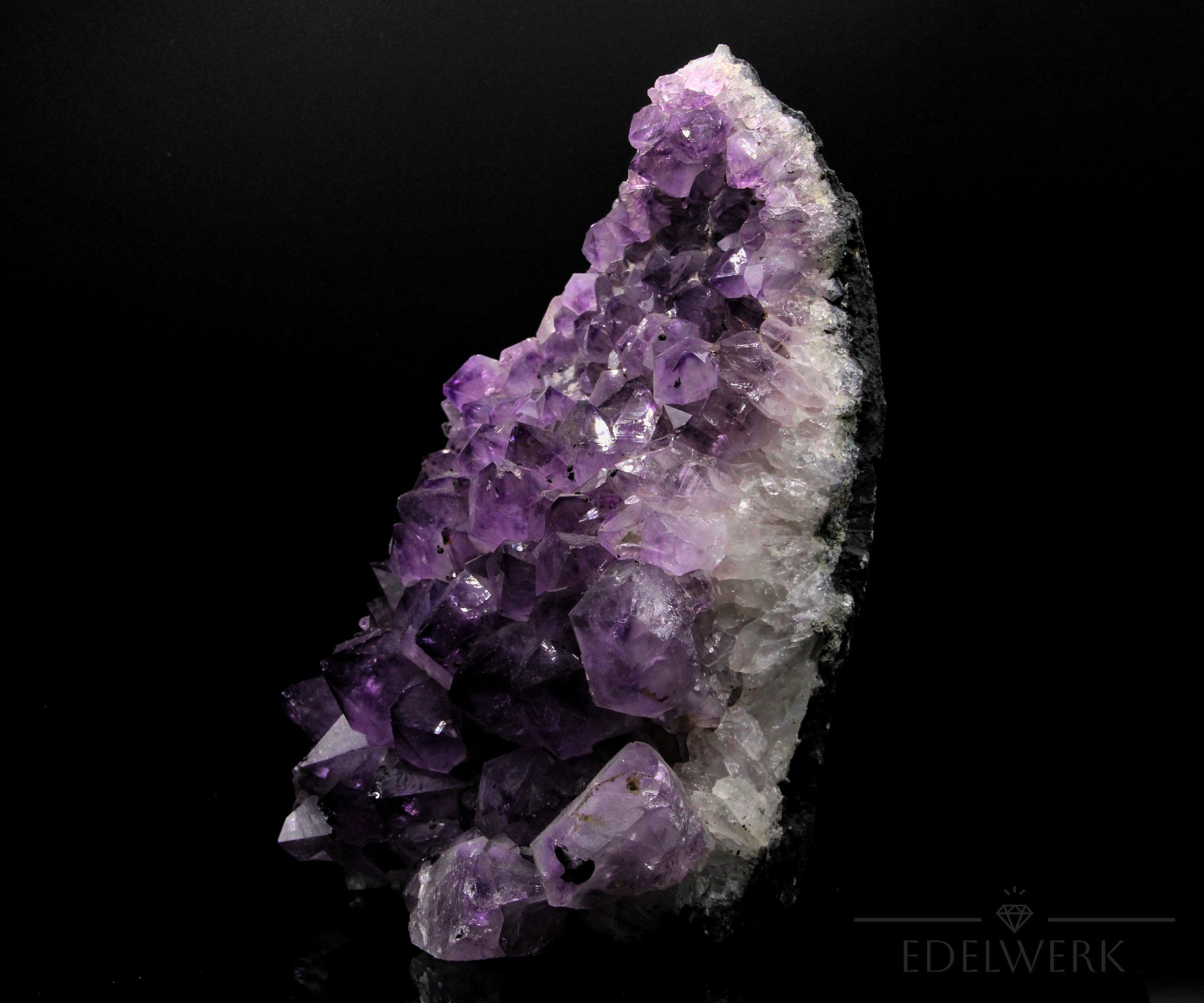 Hochwertiger Amethyst Kristall, Heilstein für spirituelle Ausgeglichenheit, violette glänzende Struktur.
