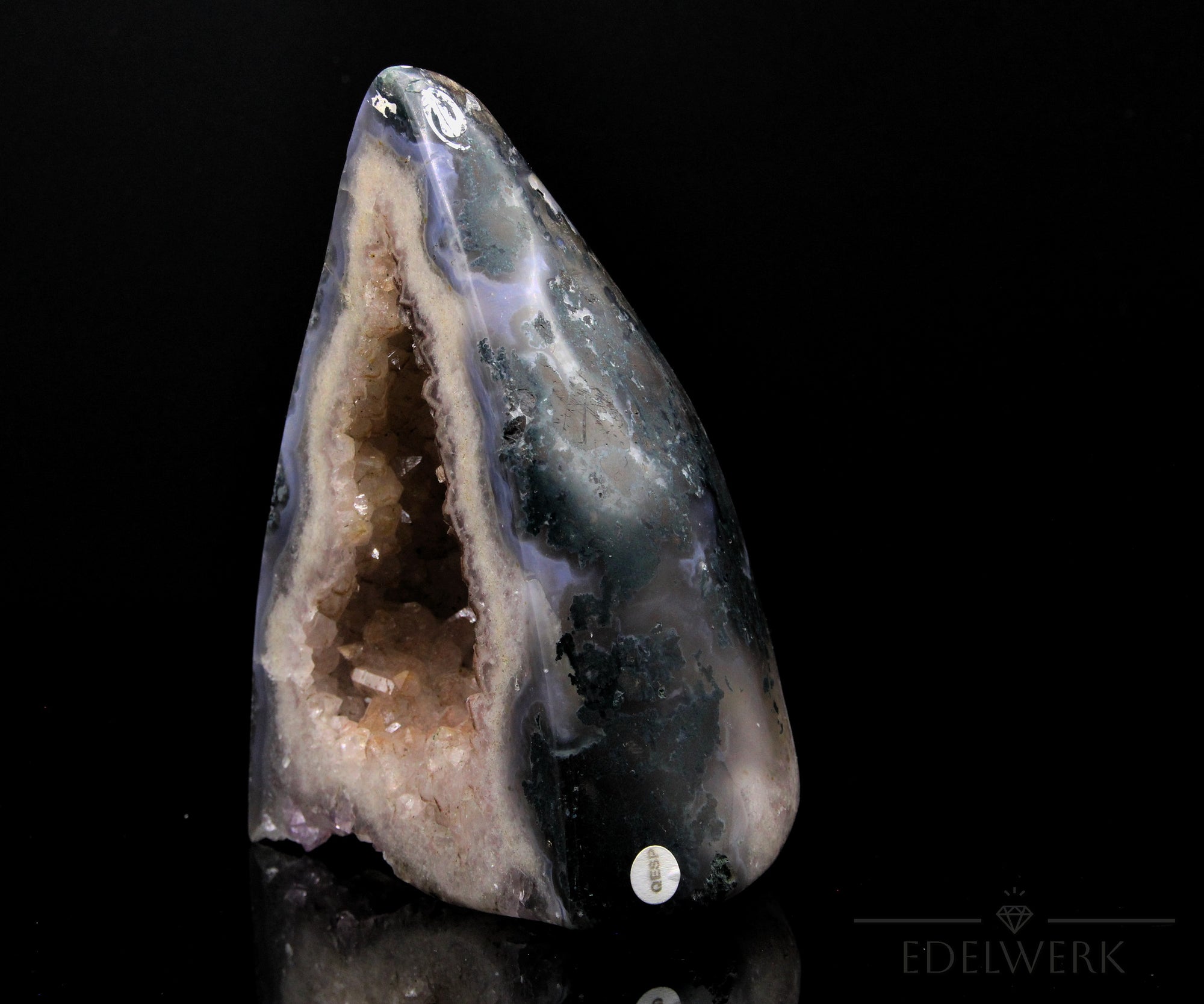 Violetter Amethyst Kristall, Heilstein für spirituelle Ausgeglichenheit, violette glänzende Struktur.