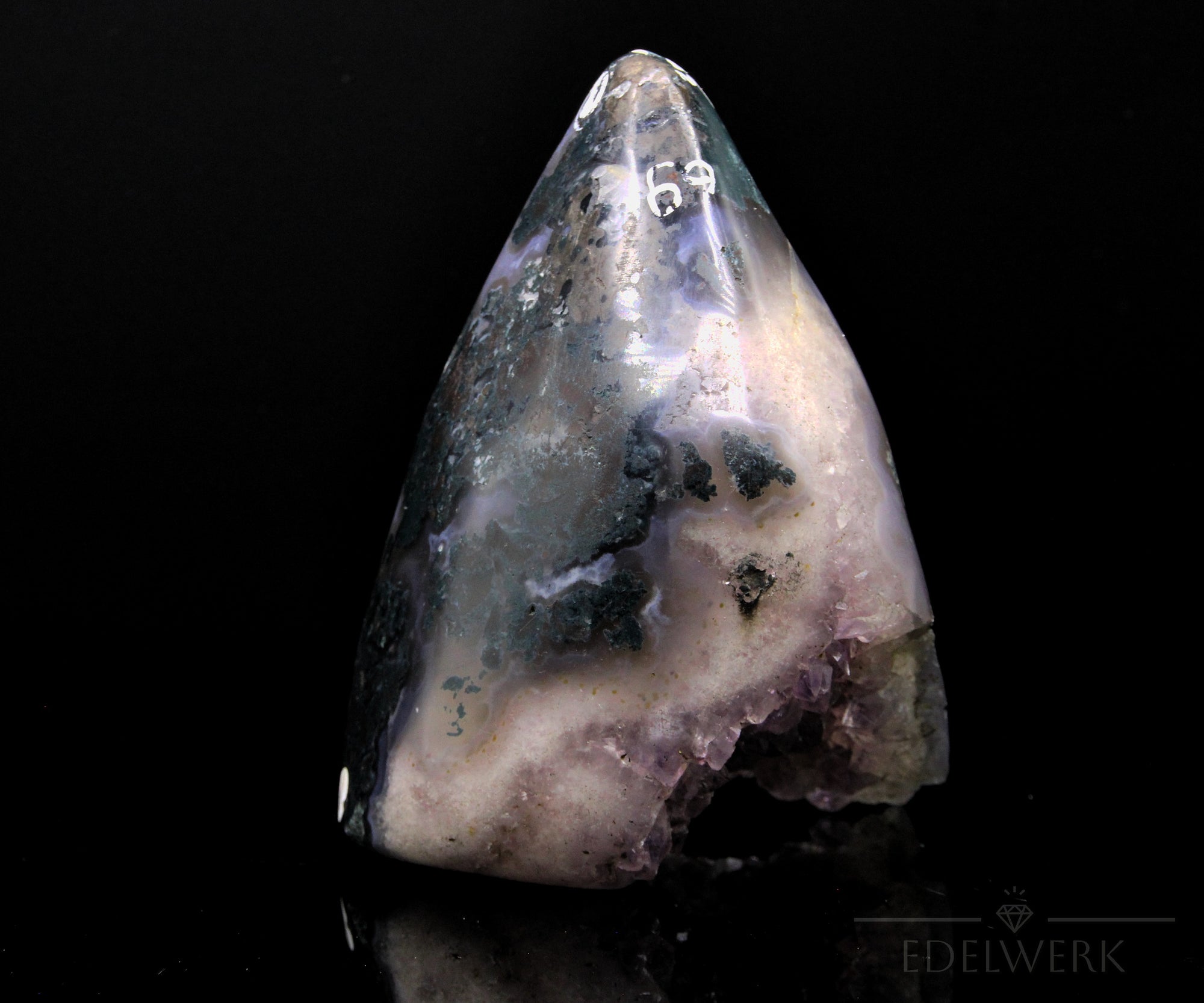 Violetter Amethyst Kristall, fördert energetische Balance, violette Kristalloberfläche.