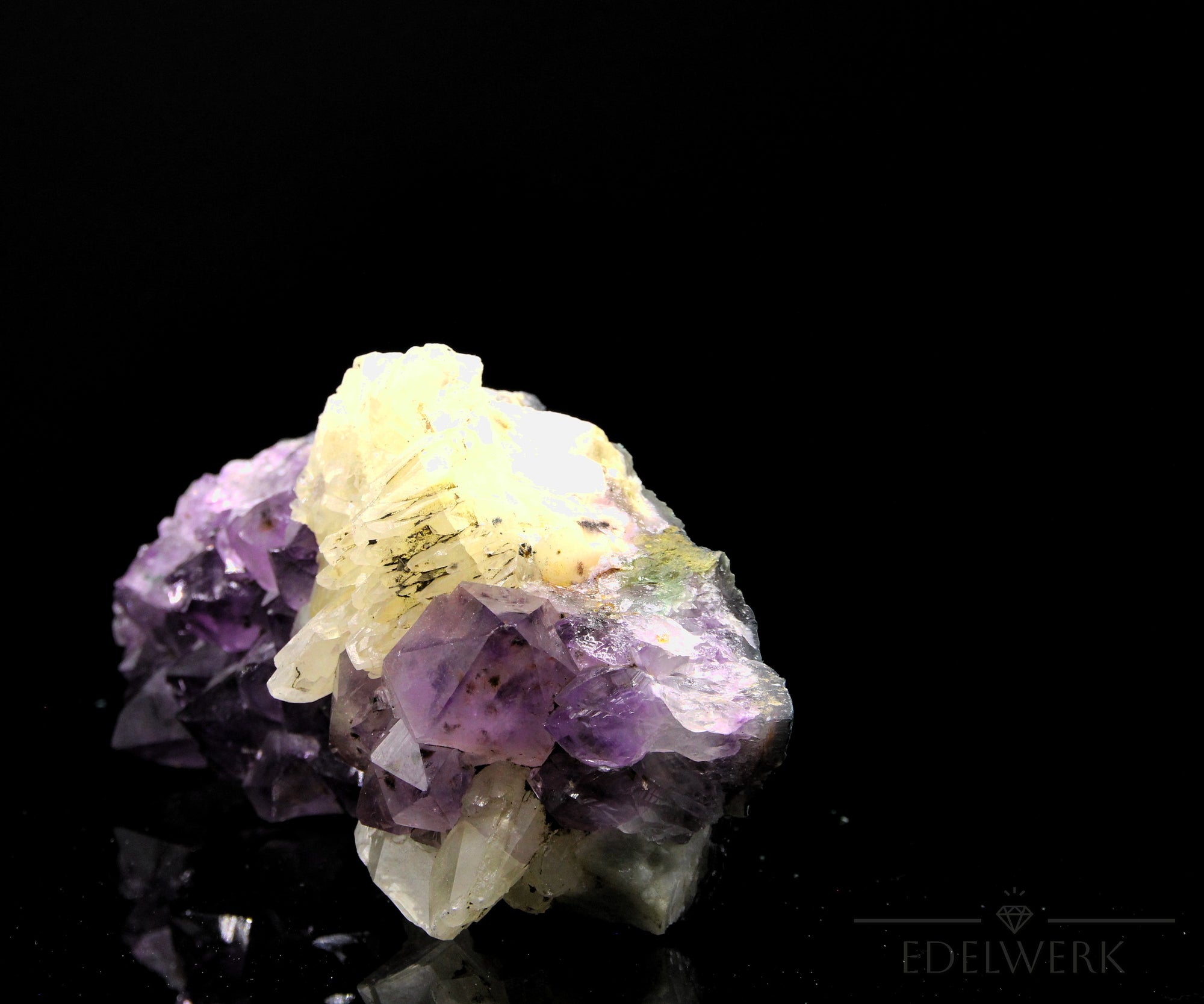 Tiefvioletter Amethyst Kristall, fördert spirituelle Energie, violette Kristalloberfläche.