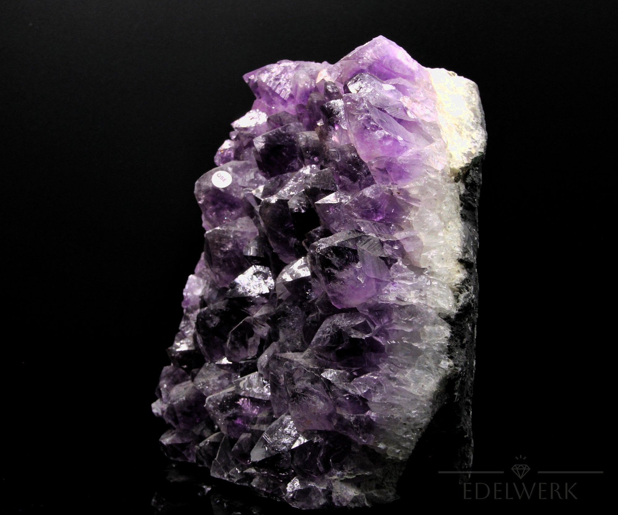 Strahlender Amethyst Kristall, Heilstein für spirituelle Intuition, violette glänzende Form.
