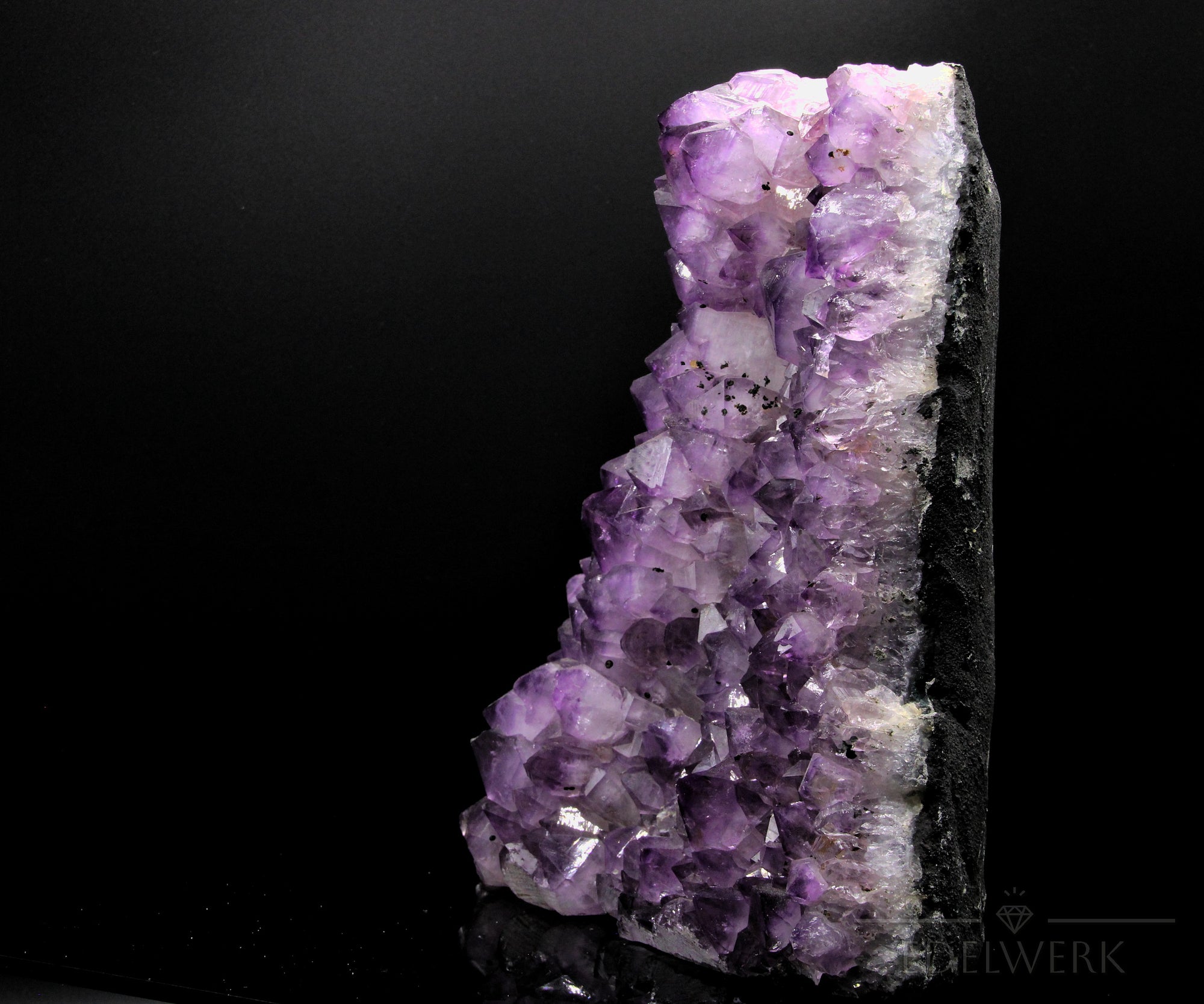 Hochwertiger Amethyst Kristall, Heilstein für meditative Ruhe, violette glänzende Struktur.