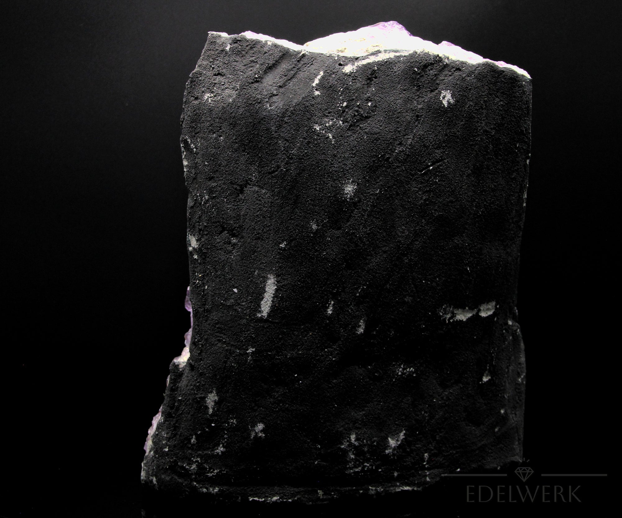 Hochwertiger Amethyst Kristall, fördert spirituelle Meditation, klare violette Oberfläche.