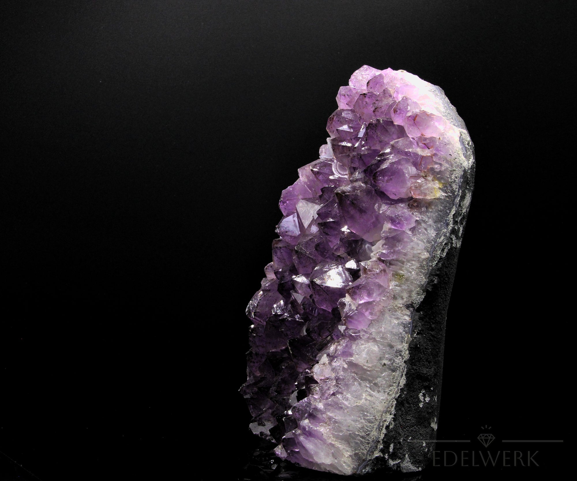 Violetter Amethyst Kristall, Heilstein für spirituellen Schutz, violette glänzende Struktur.