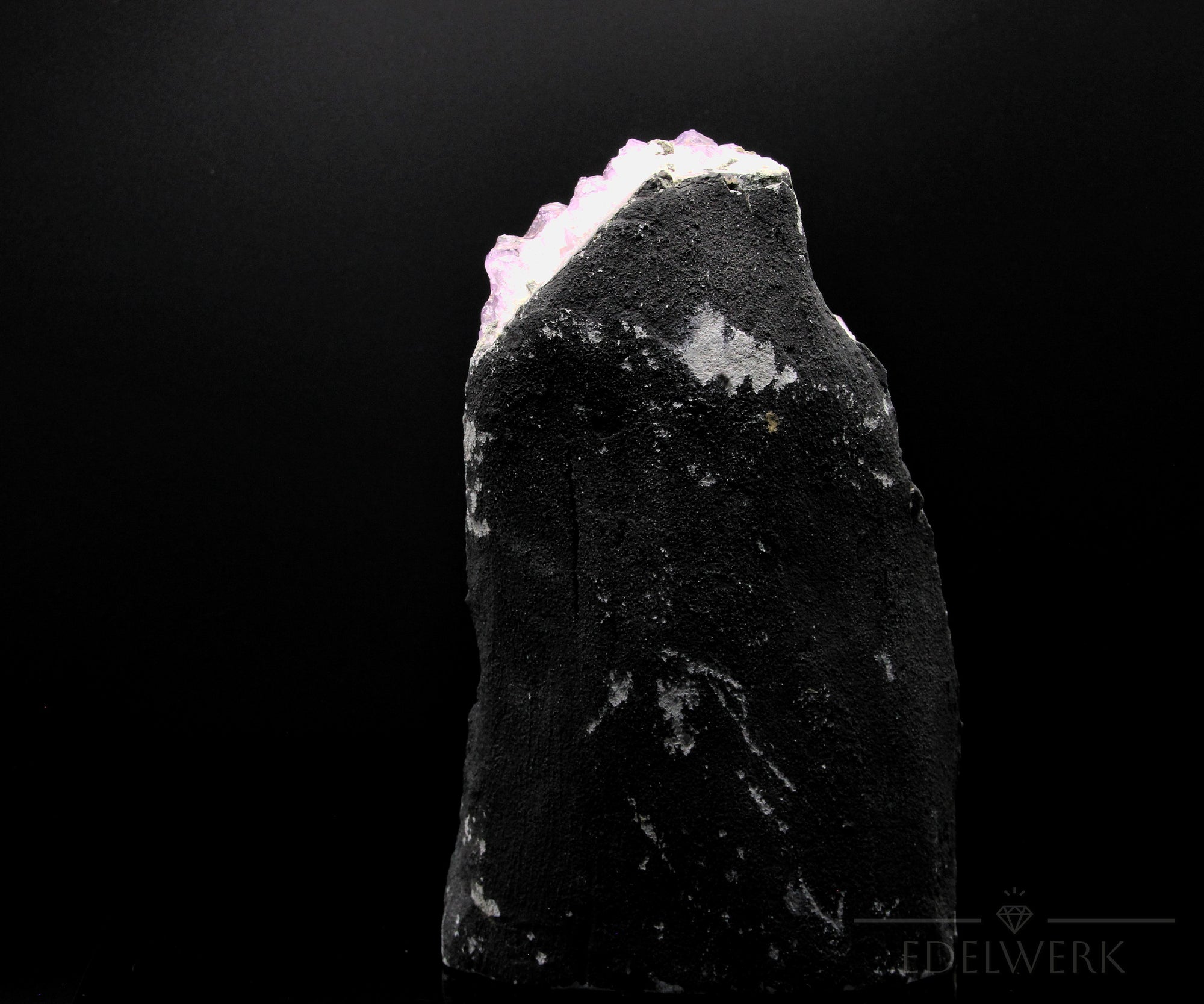 Violetter Amethyst Kristall, fördert harmonische Energie, violette Kristalloberfläche.