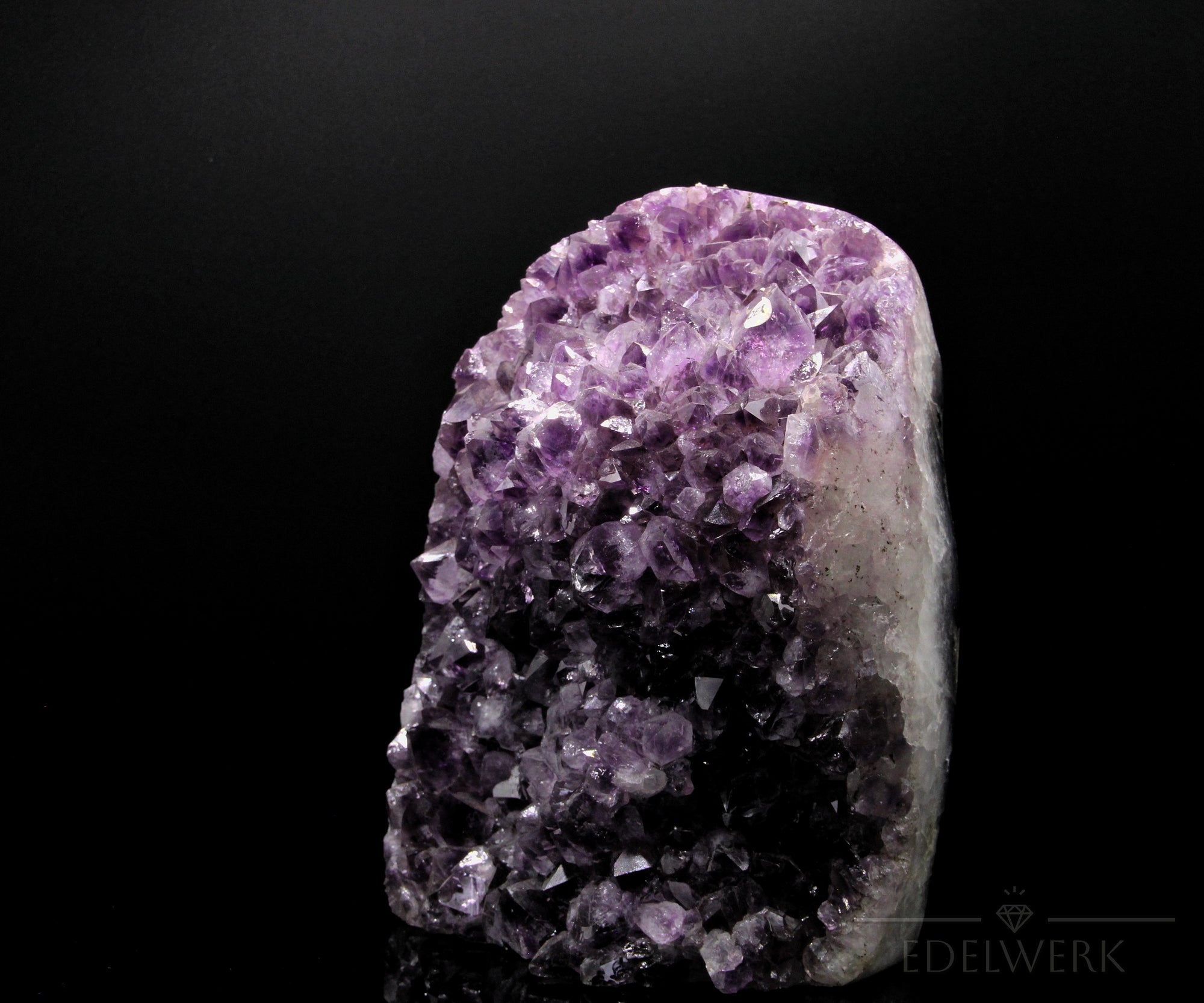 Natürlicher Amethyst Kristall, Heilstein für meditative Ausgeglichenheit, violette Form.