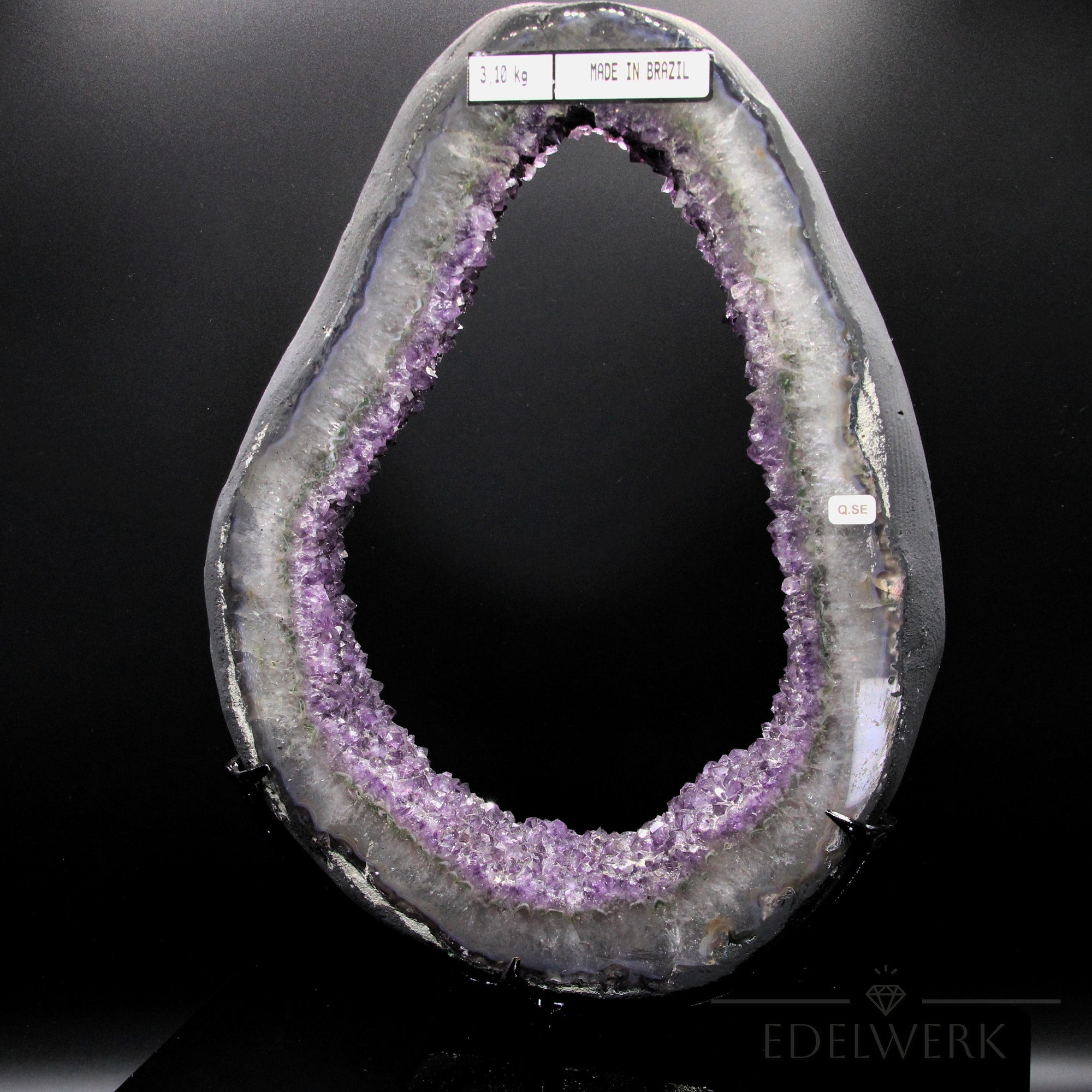 Tiefvioletter Amethyst Kristall, fördert meditative Ruhe, violette Kristalloberfläche.
